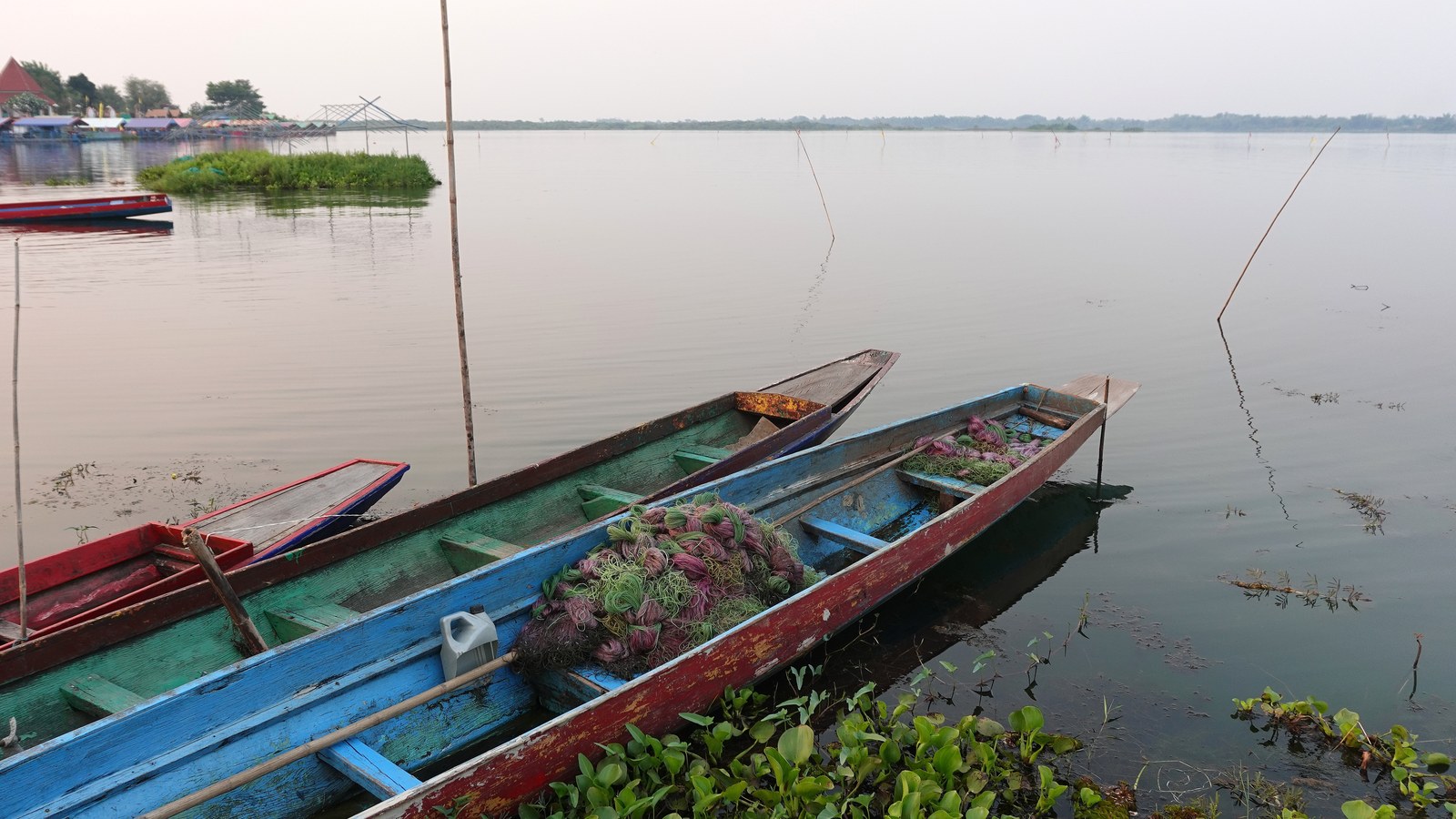 Bateau de pêche traditionnel sur le lac Nong Han au coucher du soleil, Sakon Nakhon, dans le nord-est de la Thaïlande.