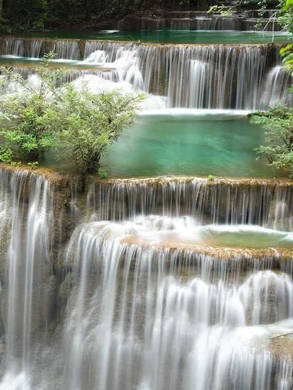 Cascade de Sai Yok au cœur du parc national de Sai Yok à Kanchanaburi, une expérience de pleine nature lors d’un voyage sur mesure en Thaïlande.