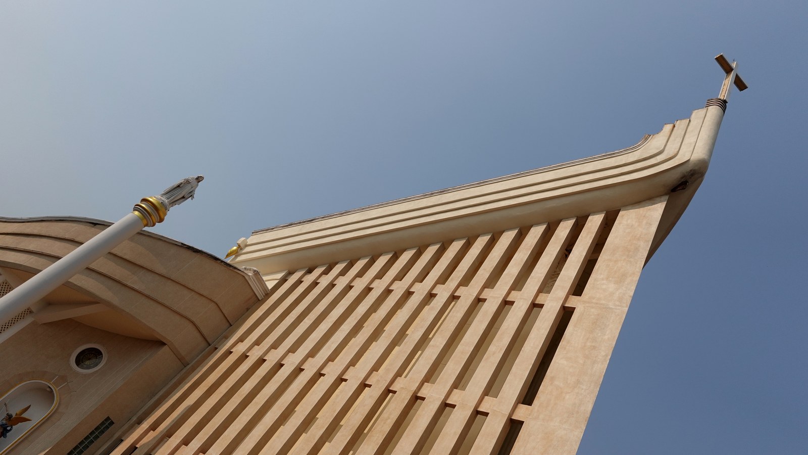 Cathédrale Saint-Michel-Archange de Tha Rae, édifice catholique emblématique de Sakon Nakhon, dans le nord-est de la Thaïlande.