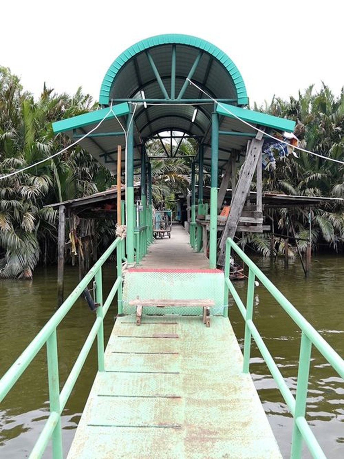 Embarcadère de Klong Yaychid à Bang Krachao, point de départ d’une exploration immersive de la péninsule verte de Bangkok.