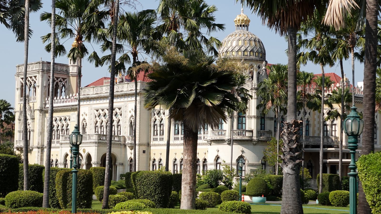 Government House dans le quartier de Dusit à Bangkok, siège du gouvernement thaïlandais et exemple remarquable d’architecture officielle en Thaïlande.
