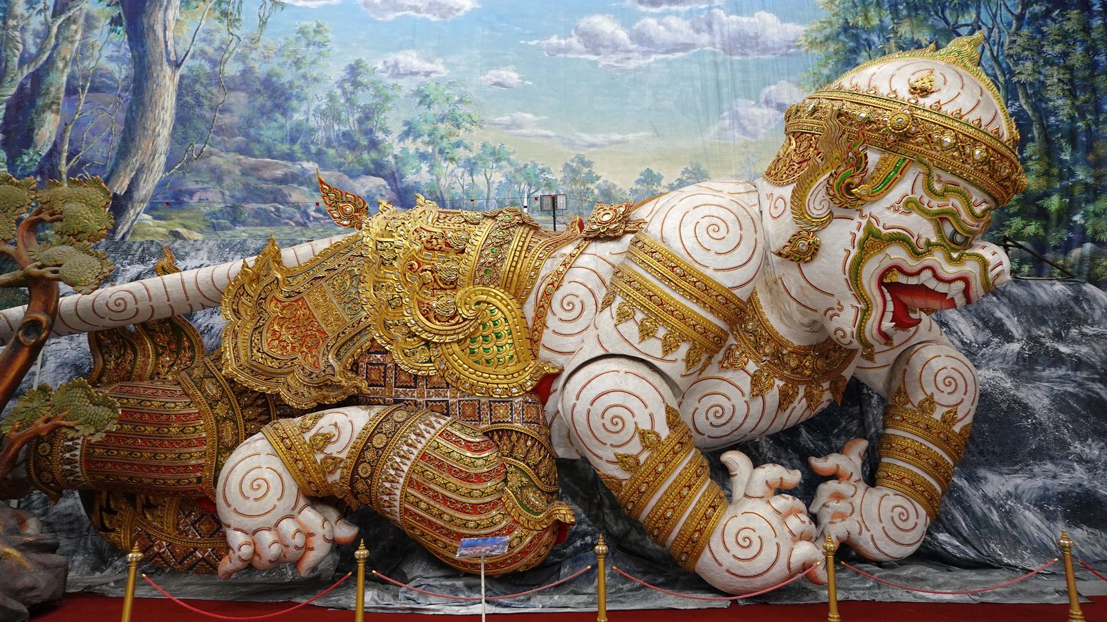 Statue géante de Hanuman au Khon Learning Center d’Ayutthaya, centre consacré au khon, théâtre masqué traditionnel de Thaïlande.