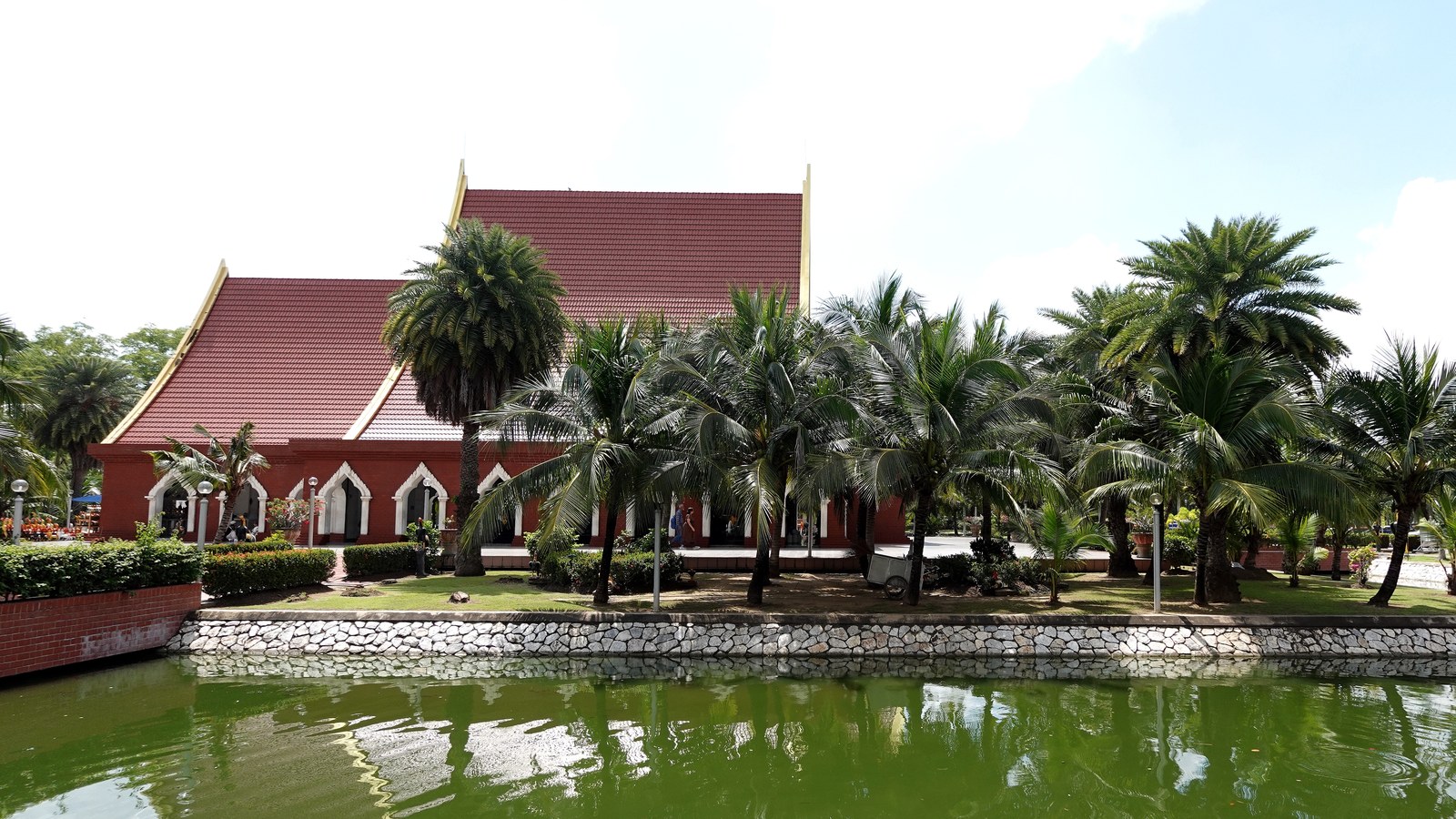 Jardins du Wat Yai Chai Mongkhon à Ayutthaya, temple bouddhiste historique de l’ancienne capitale du Siam en Thaïlande.