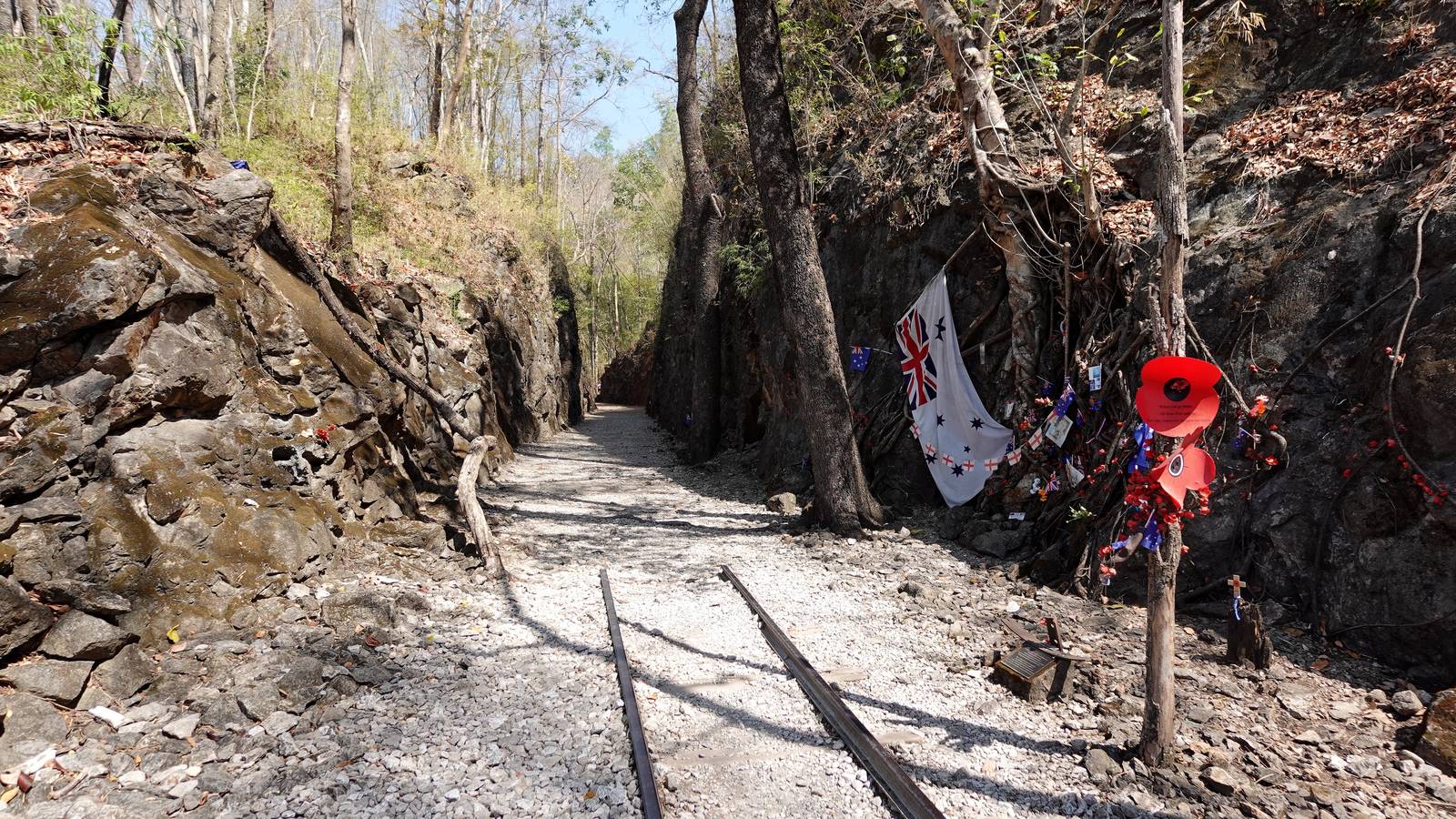 Konyu Cutting à Hellfire Pass, tranchée creusée dans la roche sur l’ancienne voie ferrée de la mort à Kanchanaburi, en Thaïlande.