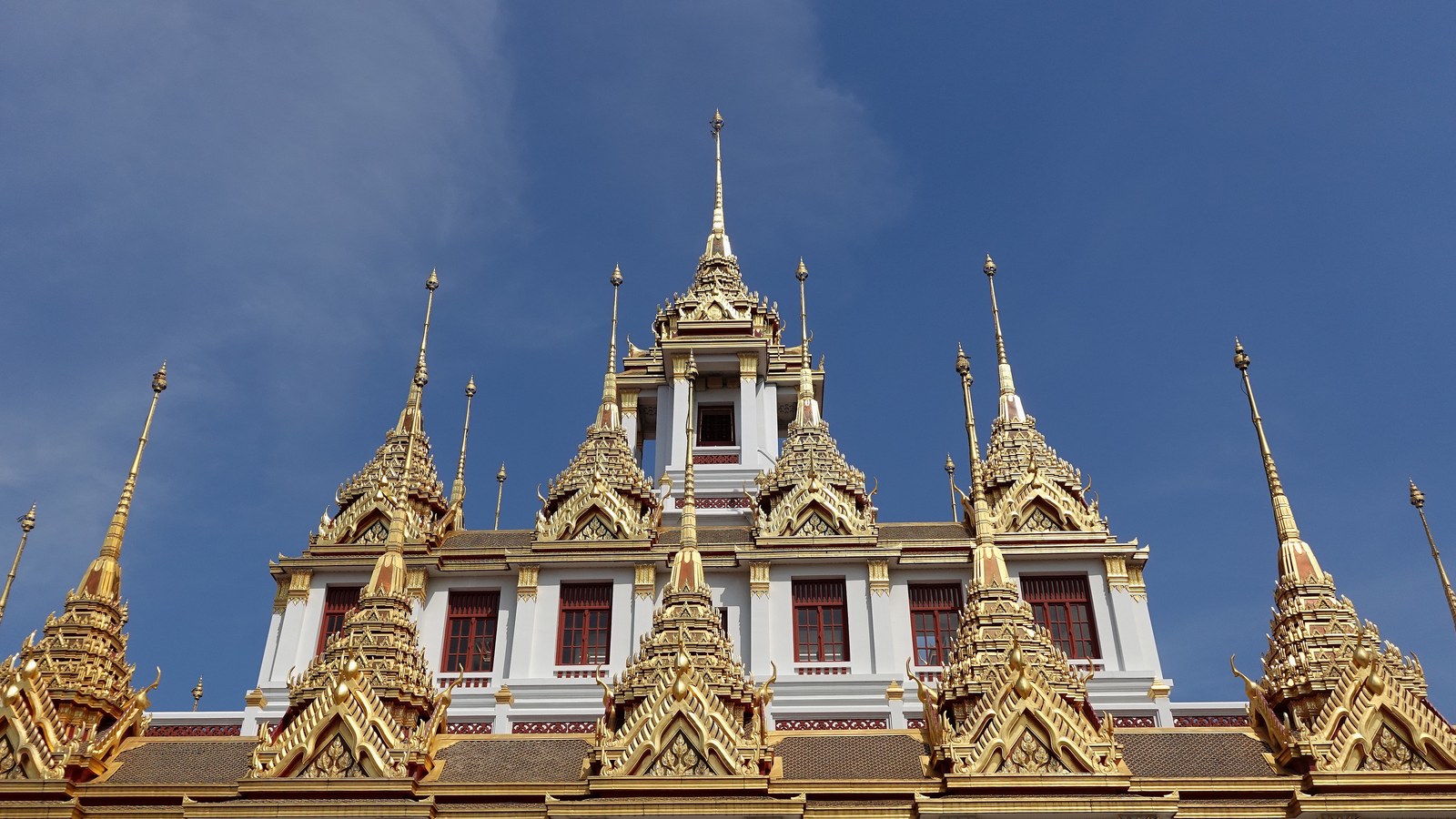 Loha Prasat du Wat Ratchanatdaram à Bangkok, temple bouddhique emblématique aux flèches métalliques, au cœur du quartier historique de Rattanakosin.