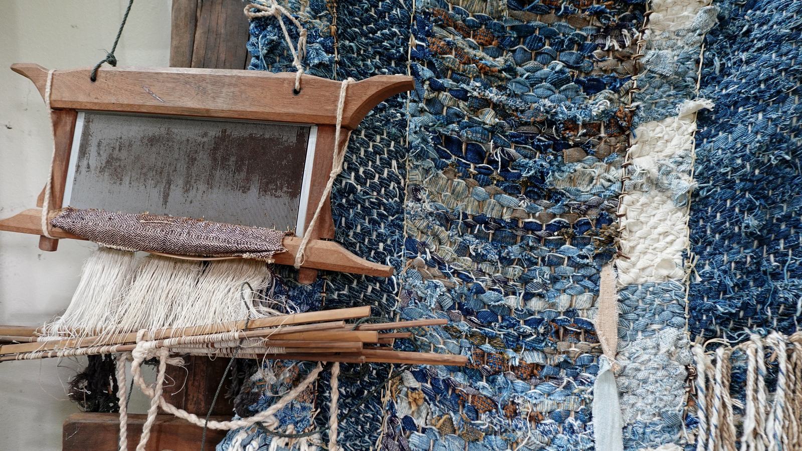 Mann Craft Garden Indigo à Sakon Nakhon, atelier d’artisanat textile traditionnel spécialisé dans la teinture naturelle à l’indigo en Isan, Thaïlande.