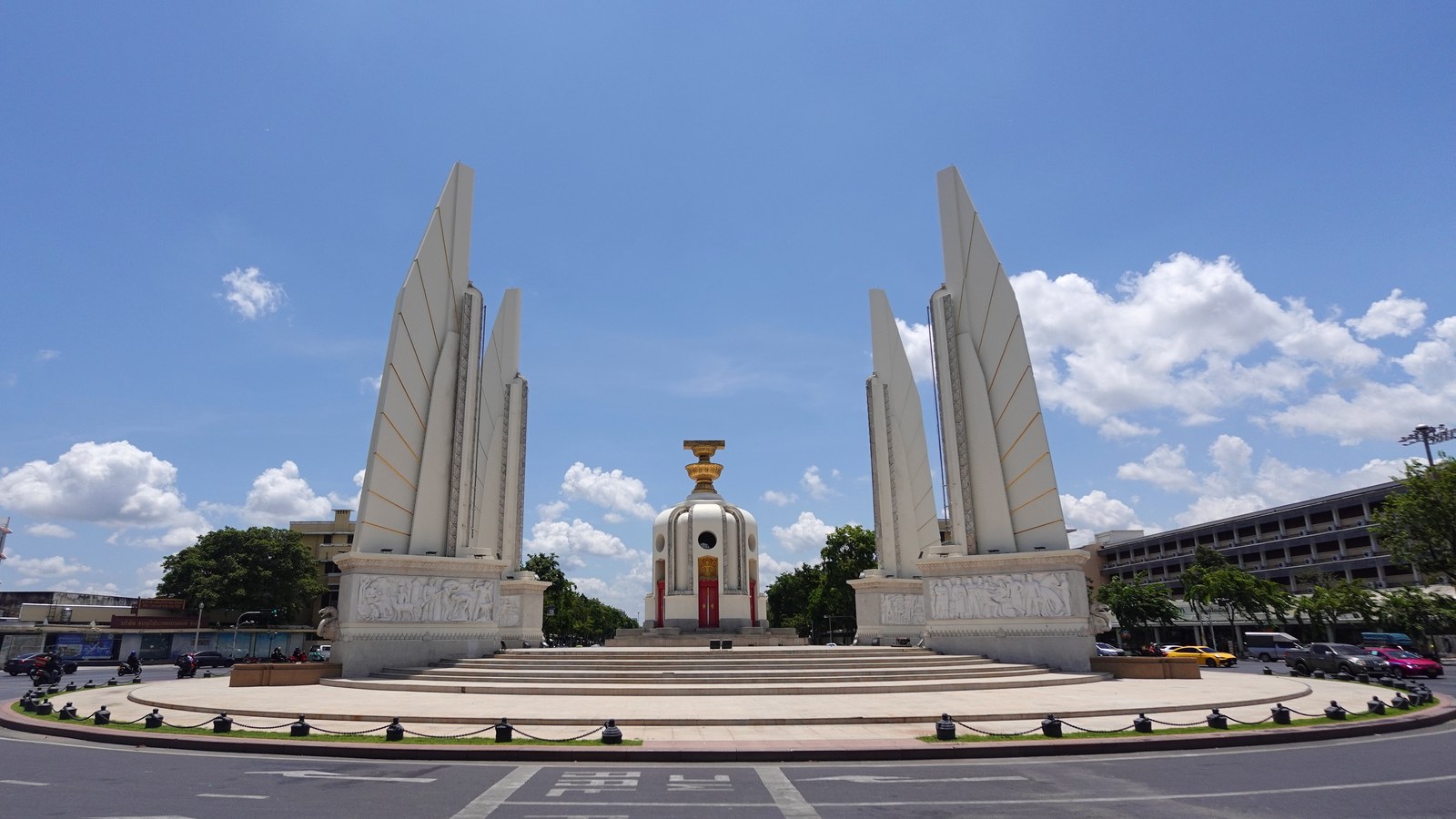 Monument de la Démocratie sur l’avenue Ratchadamnoen à Bangkok, repère historique lié à l’évolution politique de la Thaïlande.