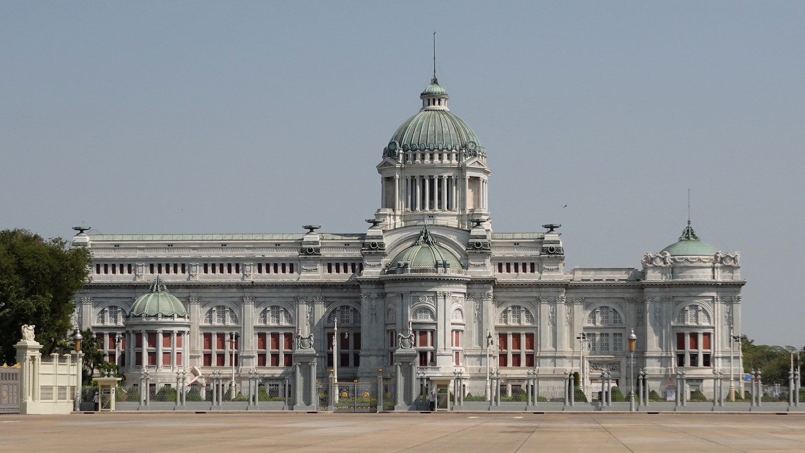 Palais Dusit à Bangkok, ensemble royal historique de Thaïlande au cœur du quartier de Dusit, témoin du patrimoine architectural et culturel siamois.