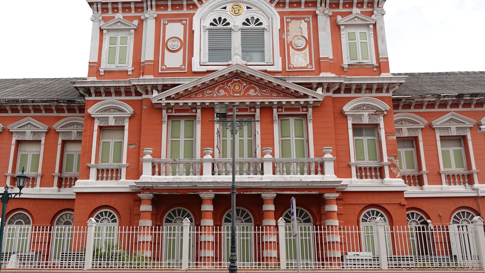 Palais Saranrom à Bangkok, ancien palais royal témoignant du patrimoine historique et architectural de la capitale thaïlandaise.