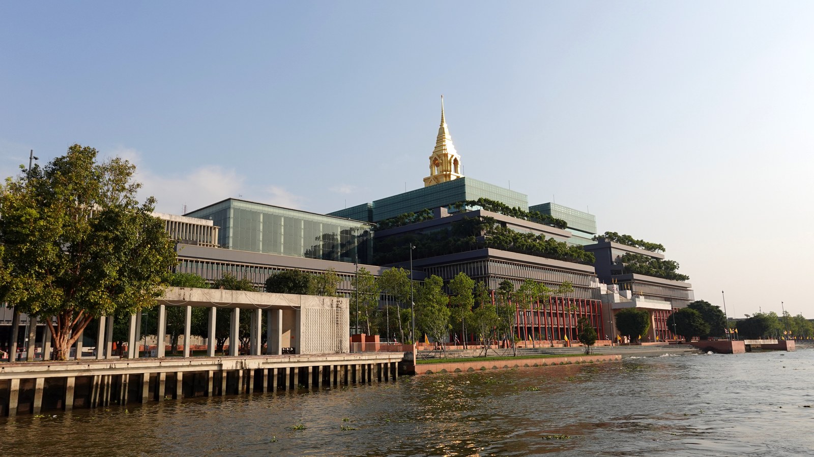 Vue du Sappaya-Sapasathan, siège du Parlement thaïlandais dans le quartier de Dusit à Bangkok, en Thaïlande.