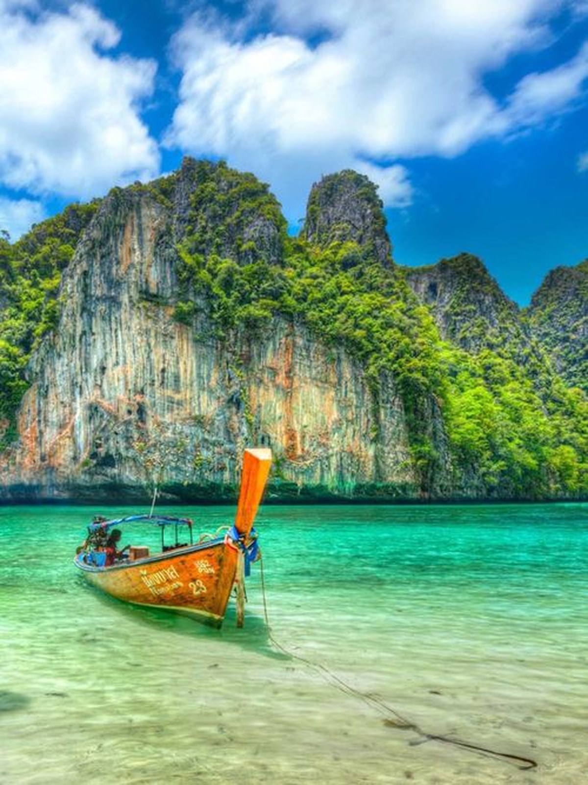 Plage de sable blanc et eau cristalline à Krabi, destination tropicale du sud de la Thaïlande pour un voyage sur mesure.