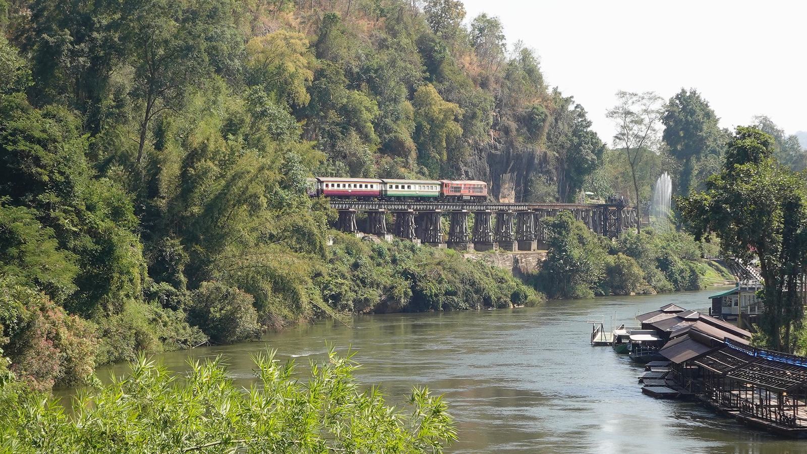 Train traversant le pont de Tham Krasae sur le chemin de fer de la mort à Kanchanaburi, en Thaïlande.