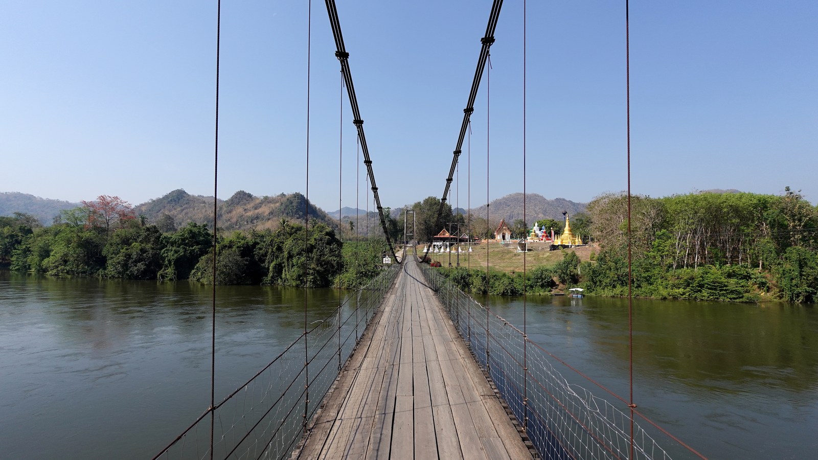 Pont suspendu de Ban Gio traversant un paysage rural verdoyant dans la province de Kanchanaburi, en Thaïlande.