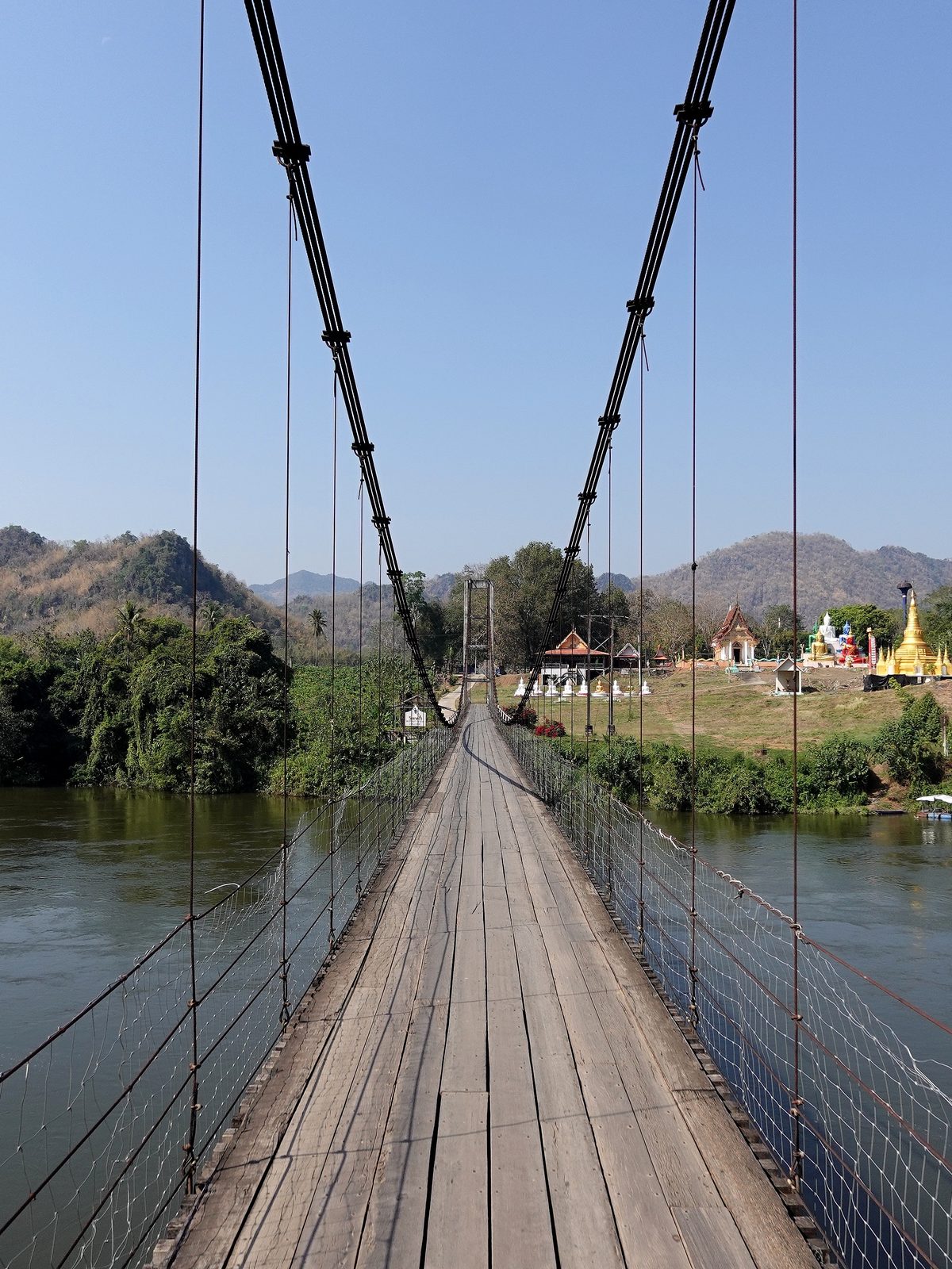Pont suspendu de Ban Gio à Sai Yok, Kanchanaburi, au cœur des paysages naturels de l’ouest de la Thaïlande.