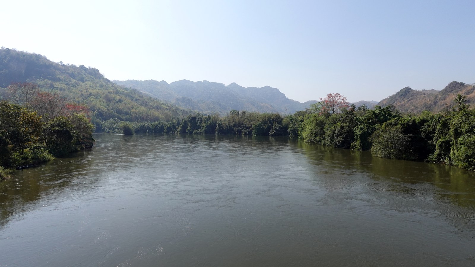 Pont suspendu de Ban Hat Ngiu traversant la rivière Khwae Noi à Sai Yok, dans la province de Kanchanaburi en Thaïlande.