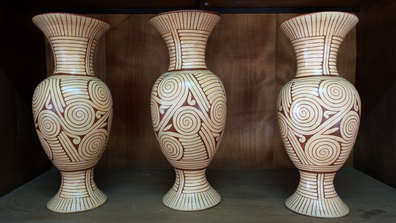 Poterie archéologique exposée au musée national de Ban Chiang à Udon Thani, témoignage du patrimoine préhistorique de la Thaïlande.