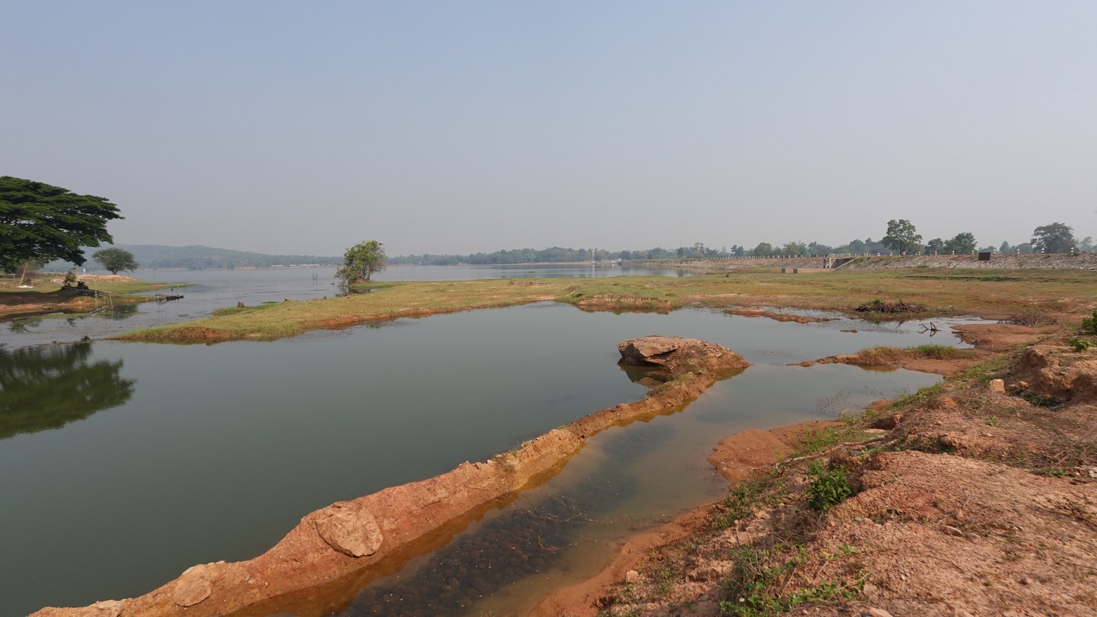 Vue du réservoir de Huai Sai Khamin à Sakon Nakhon, dans la région de l’Isan, au nord-est de la Thaïlande.
