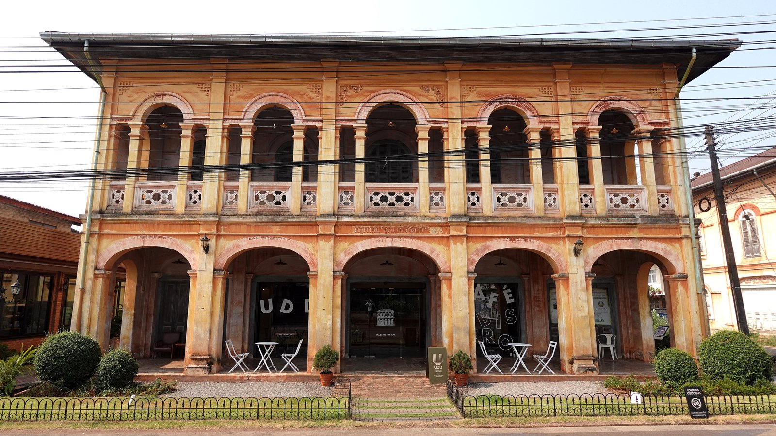 Façade de Sorin Mansion, ancienne maison d’Ong Luang Sorin dans la communauté historique de Tha Rae, à Sakon Nakhon, en Thaïlande.
