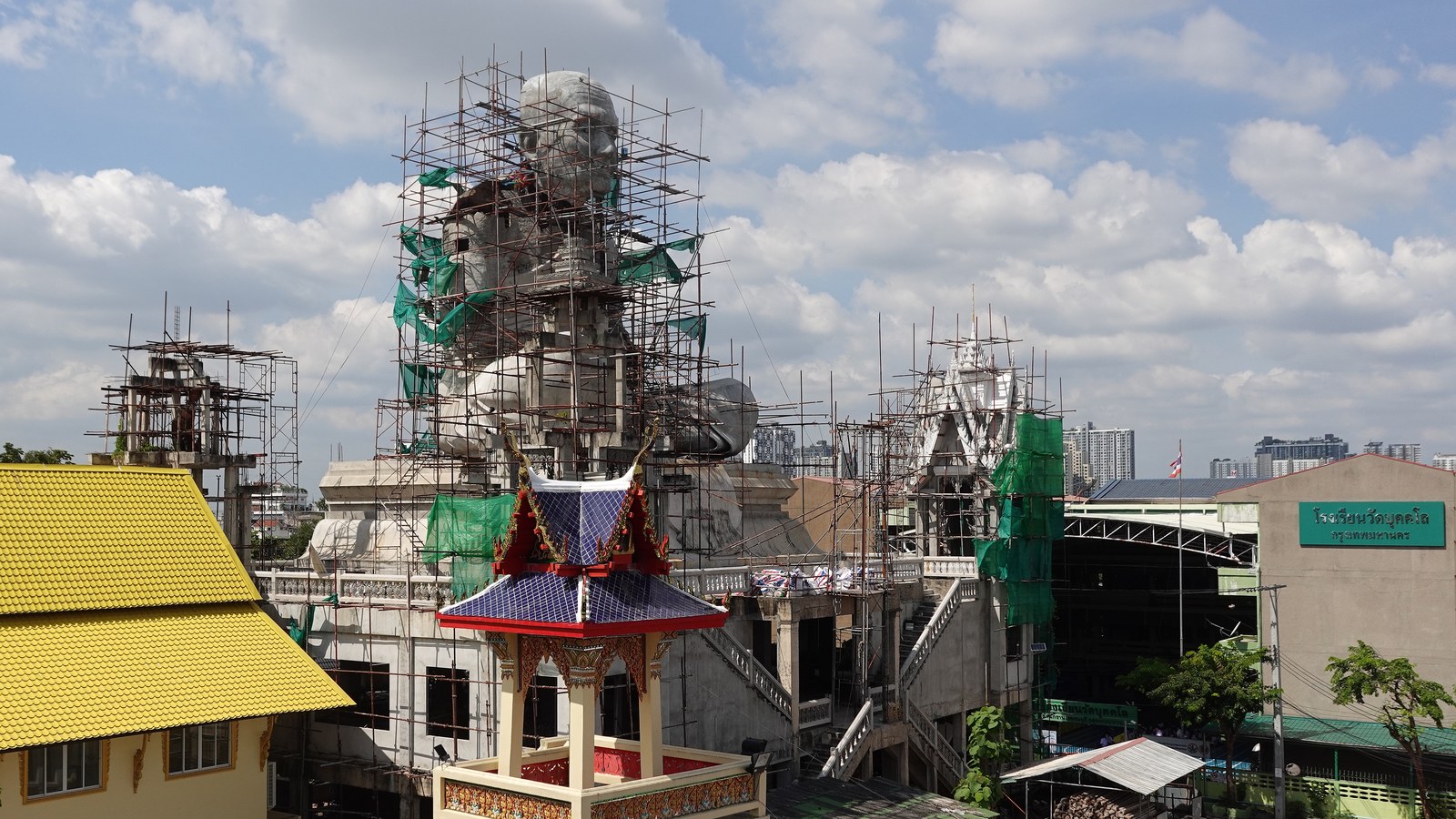Statue monumentale de moine bouddhiste au Wat Bukkhalo à Thonburi, Bangkok, lors d’une découverte culturelle immersive en Thaïlande.