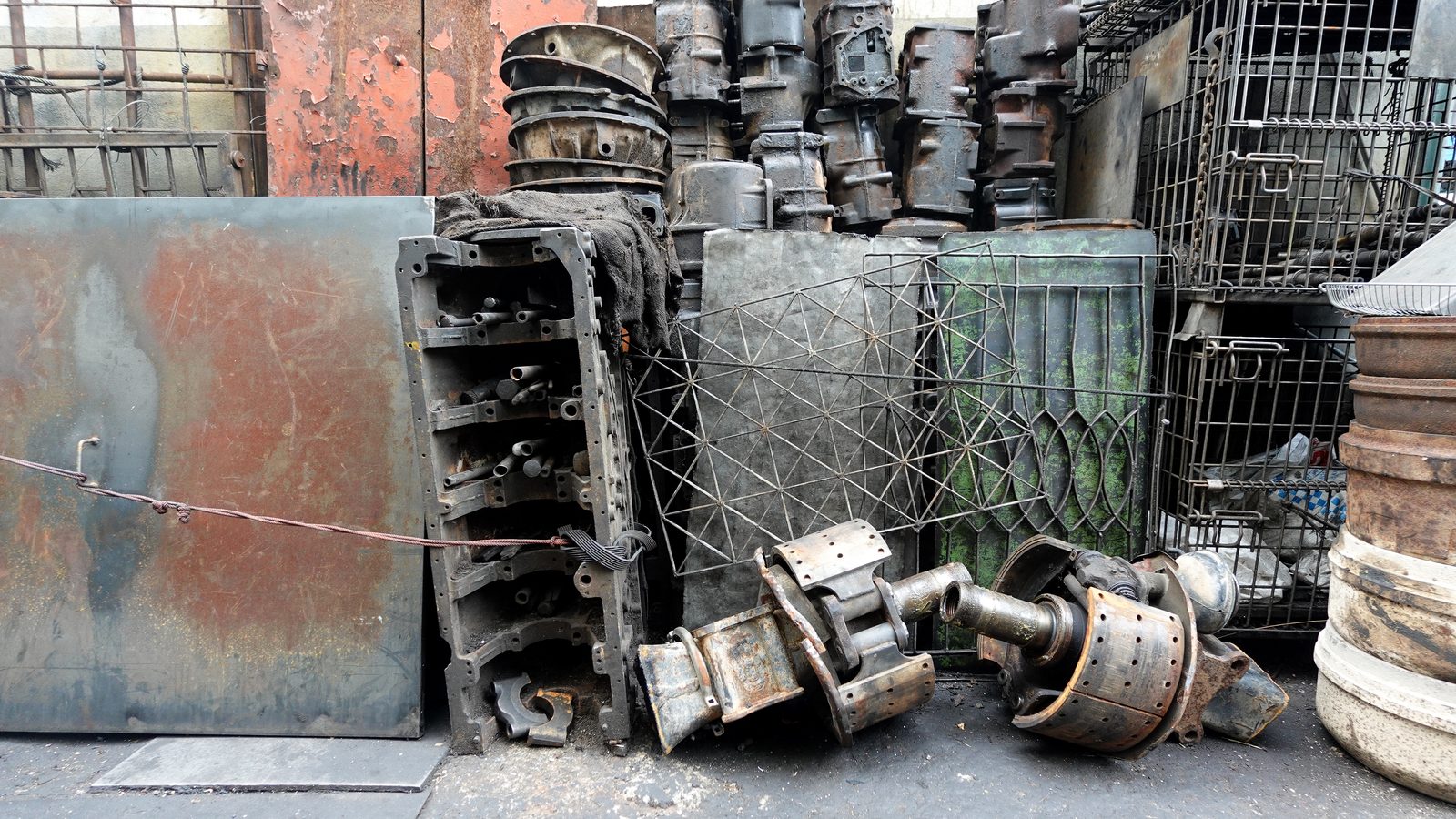 Pièces automobiles et ateliers mécaniques de Sieng Kong à Talat Noi, quartier historique de Bangkok en Thaïlande.