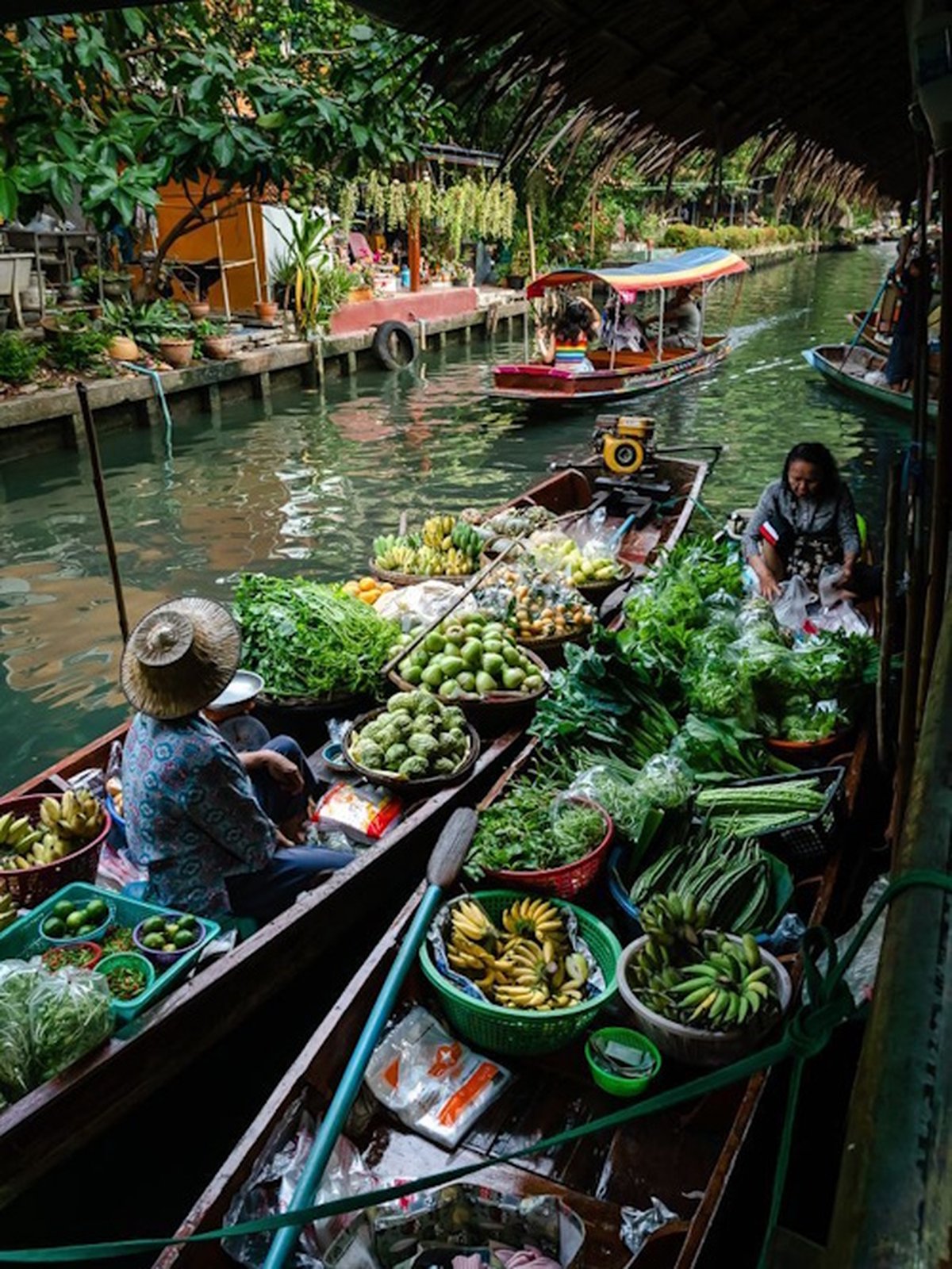 Tha Kha Floating Market à Amphawa, marché flottant traditionnel de Samut Songkhram en Thaïlande, avec vendeurs locaux et barques sur les canaux.