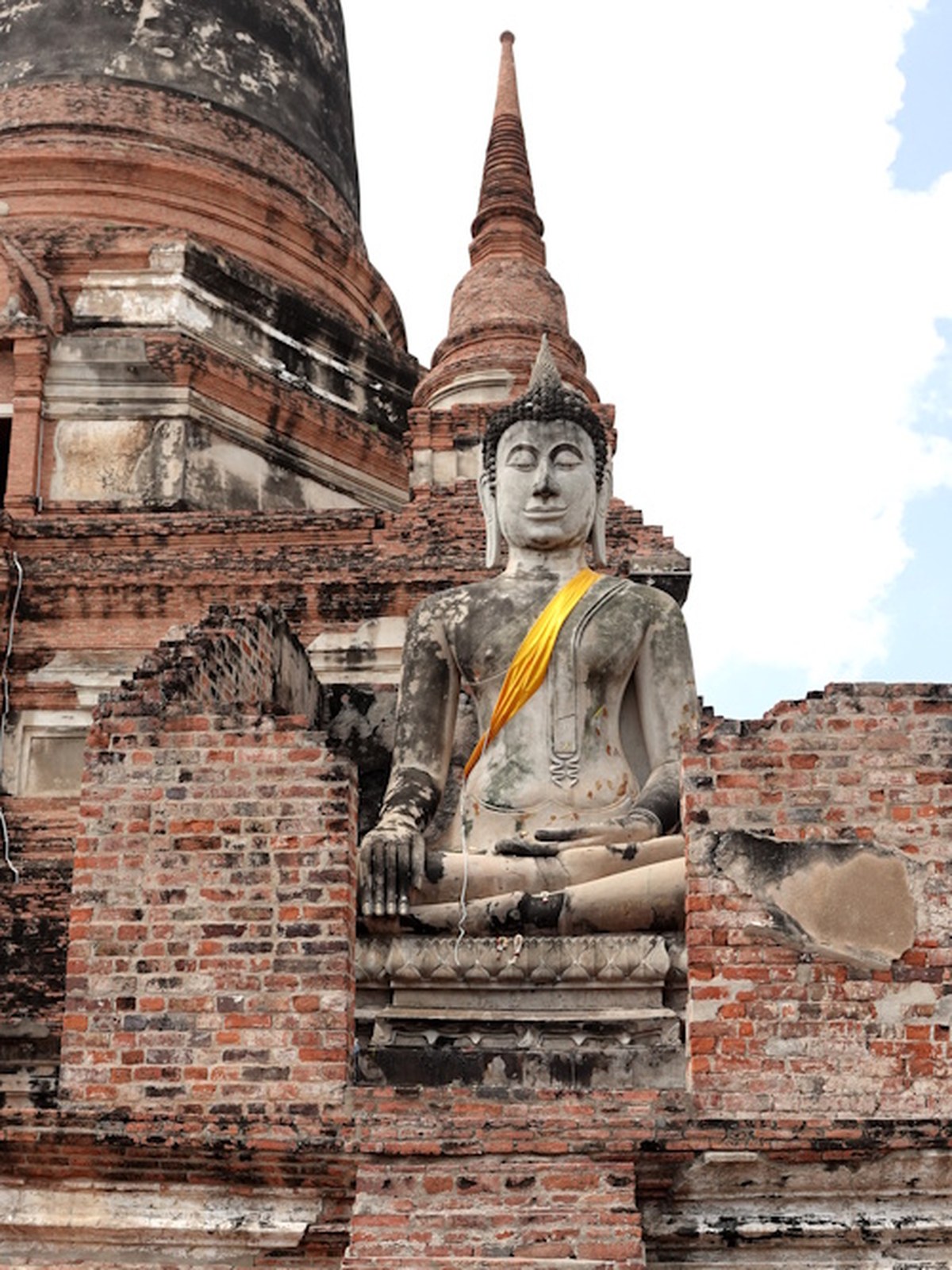 Traditions bouddhistes au Wat Yai Chai Mongkhon à Ayutthaya, lors d’une expérience culturelle immersive en Thaïlande.