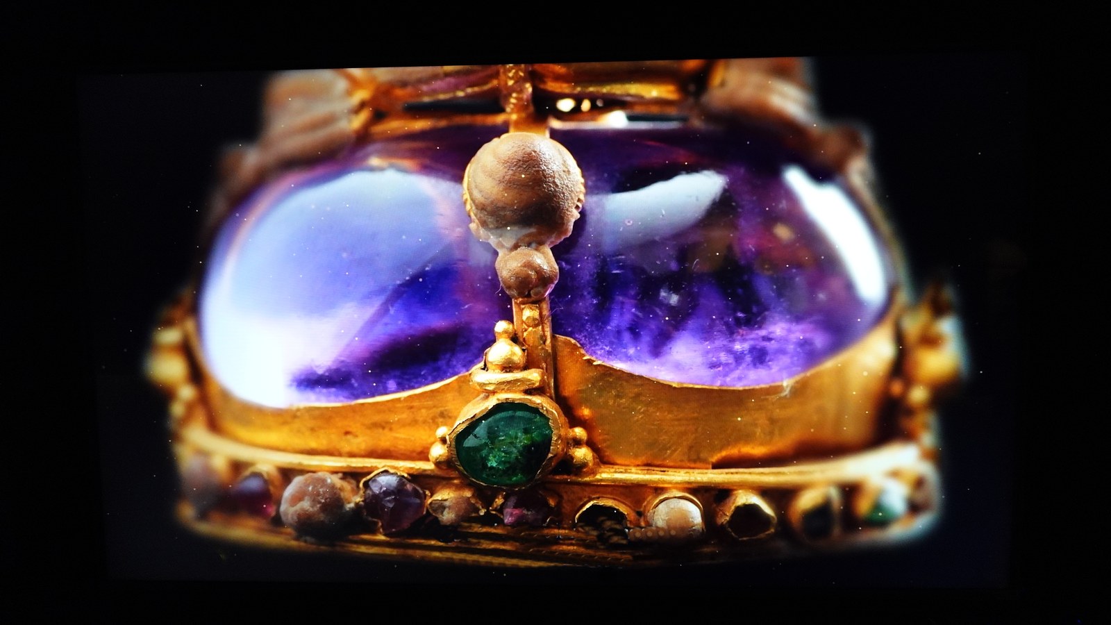 Trésor d’or abritant des reliques du Bouddha à Ayutthaya, ancienne capitale royale et haut lieu du patrimoine bouddhique de Thaïlande.
