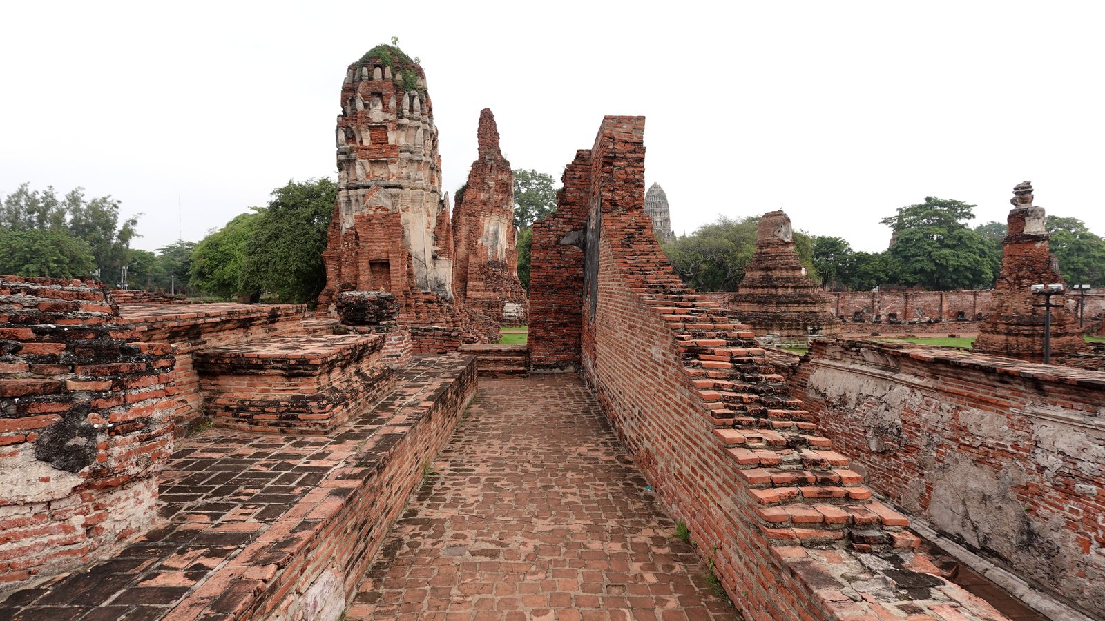 Ubosot du Wat Mahathat dans le parc historique d’Ayutthaya, ancien temple bouddhiste emblématique du patrimoine culturel de Thaïlande.