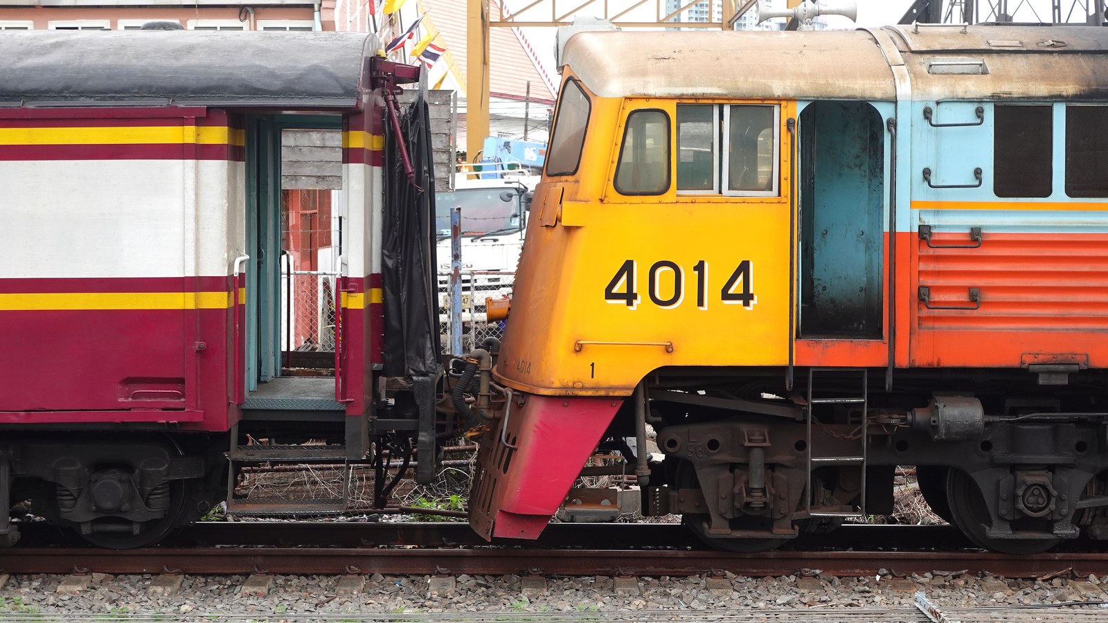 Vieux train prêt au départ de la gare de Thonburi à Bangkok, Thaïlande, témoin du patrimoine ferroviaire historique thaïlandais