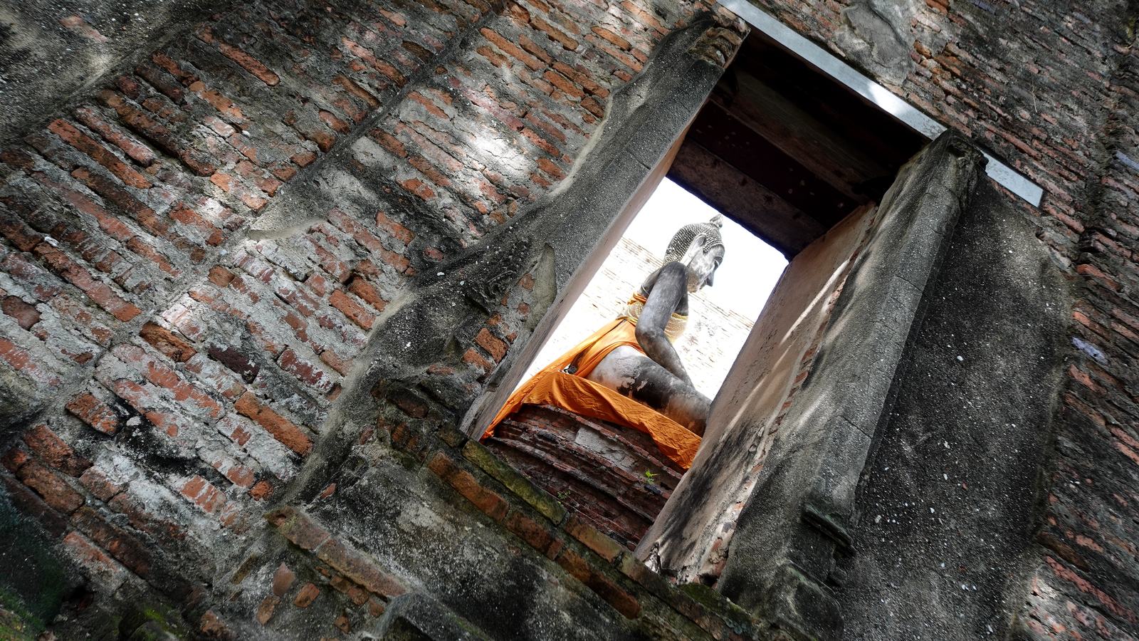 Ruines du Wat Borom Phuttharam près du pont Pa Dinso, dans le parc historique d’Ayutthaya en Thaïlande.