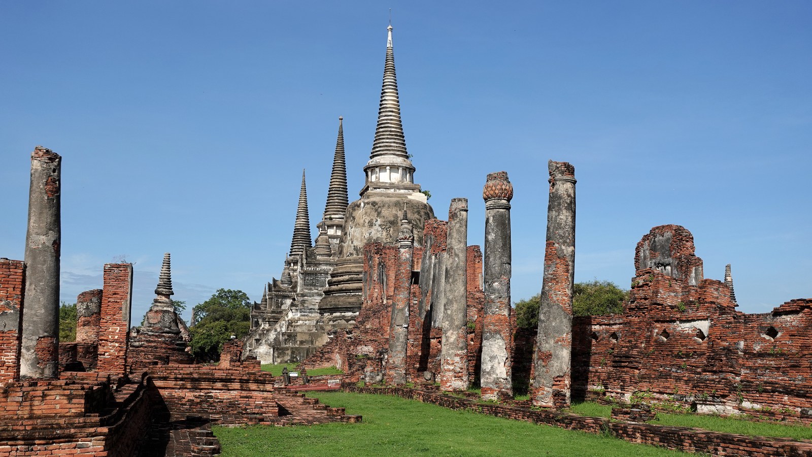 Wat Phra Si Sanphet et ses trois chedis emblématiques dans le parc historique d’Ayutthaya, en Thaïlande.