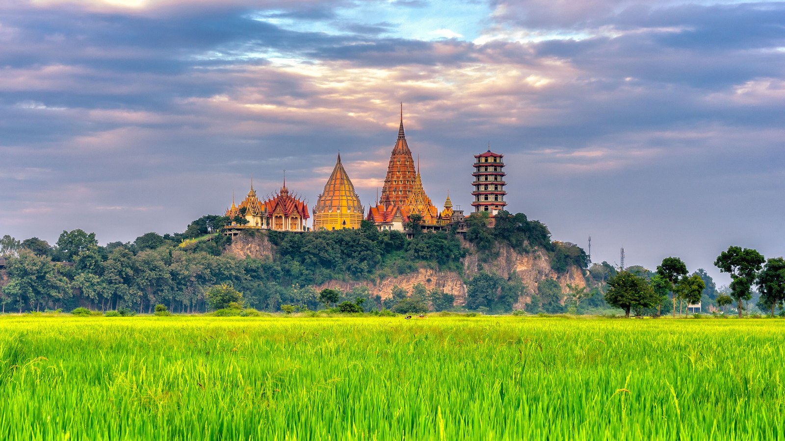 Vue du Wat Tham Suea, temple bouddhiste de Kanchanaburi en Thaïlande, célèbre pour son grand Bouddha et son panorama sur la campagne environnante.