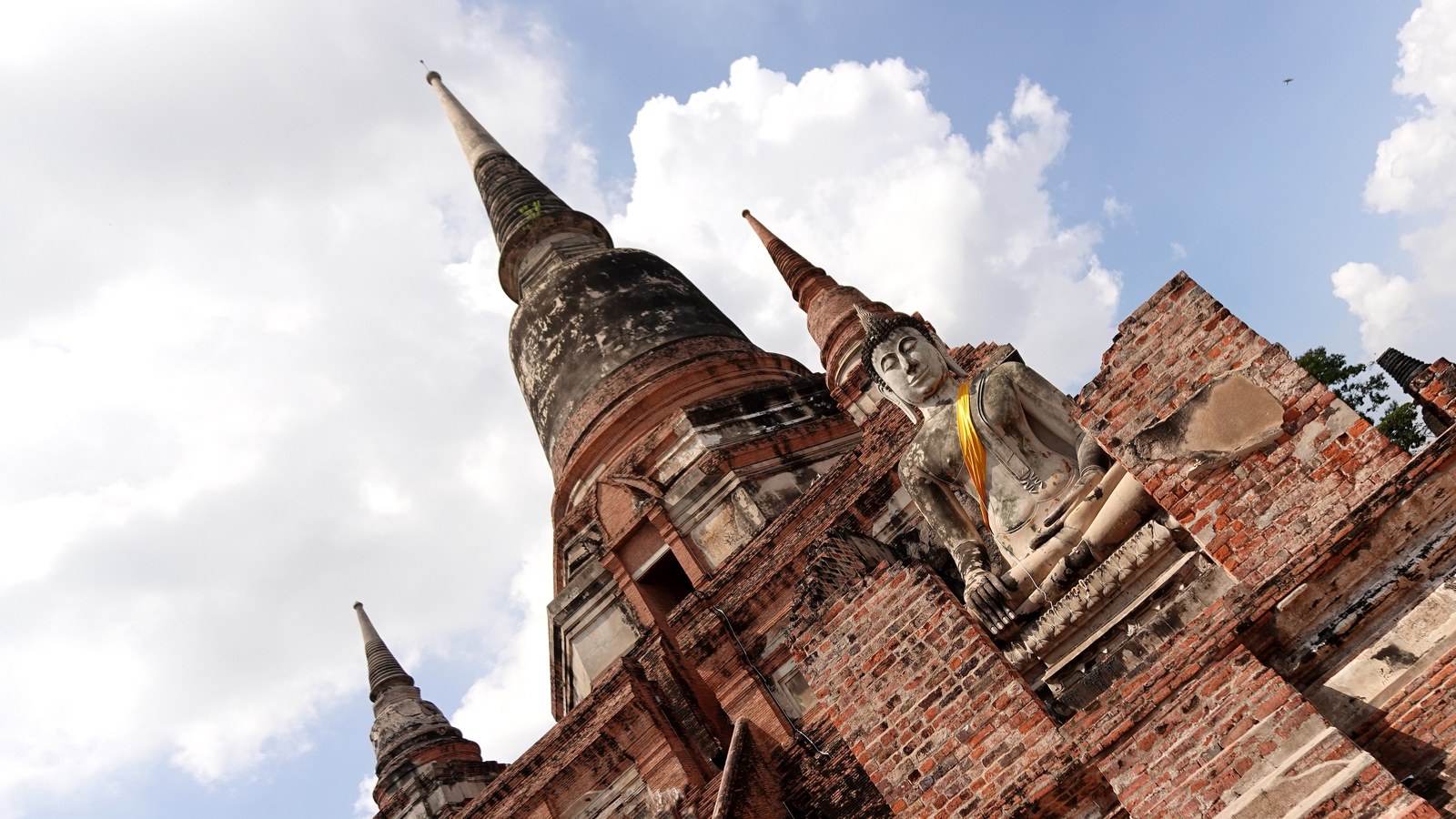 Wat Yai Chai Mongkhon à Ayutthaya, célèbre temple bouddhiste dominé par son grand chedi historique en Thaïlande.