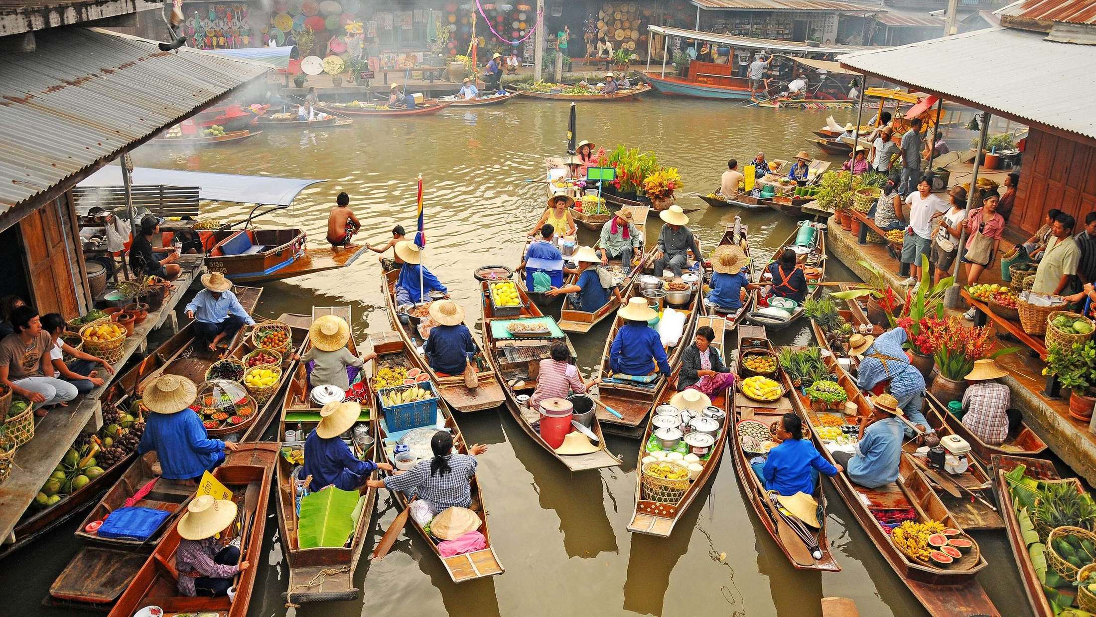 Marché flottant de Tha Kha près d’Amphawa, à Samut Songkhram en Thaïlande, expérience culturelle authentique au fil des canaux.