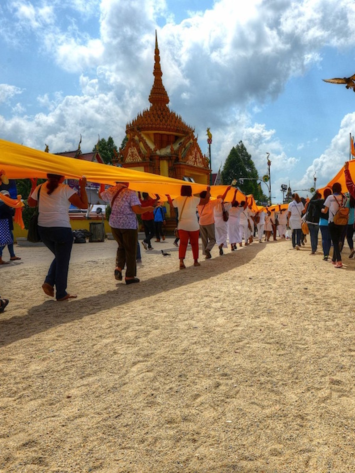 Hae Pha Khuen That est l’une des traditions religieuses les plus emblématiques de Nakhon Si Thammarat, dans le sud de la Thaïlande.