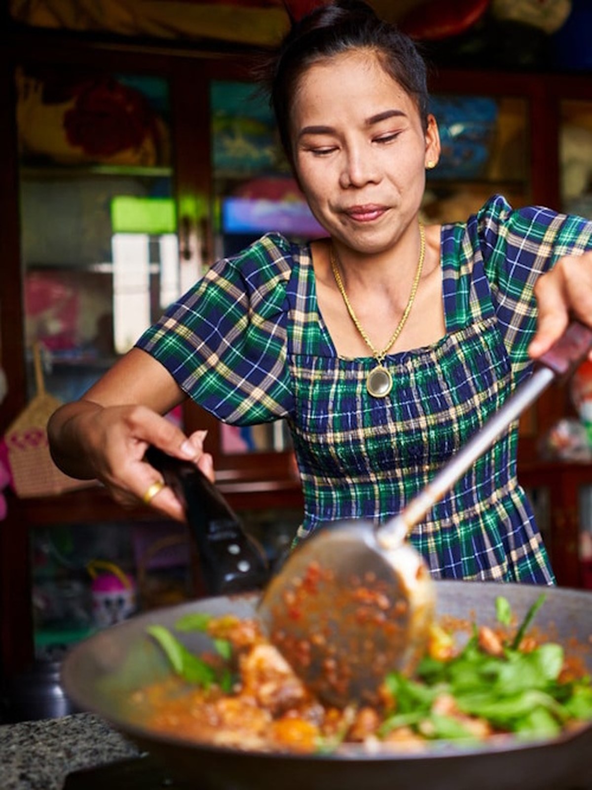 Une immersion culinaire en Thaïlande commence bien avant les fourneaux. Elle prend forme sur les marchés, parmi les herbes fraîches, pâtes de curry et légumes.