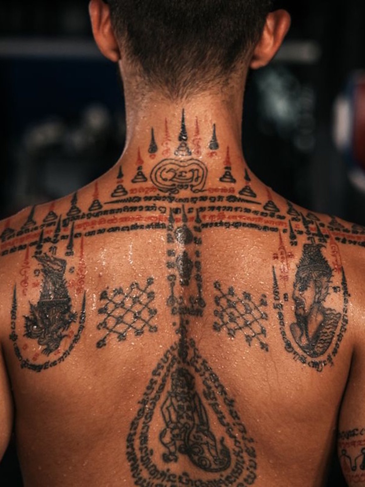 Le Sak Yant est un tatouage sacré d’Asie du Sud-Est, profondément ancré dans les traditions spirituelles de Thaïlande.