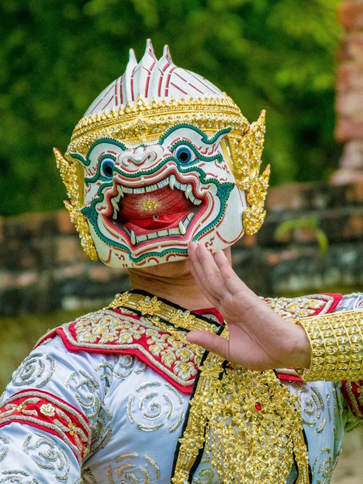 Découvrir le Khon dans de bonnes conditions, avec une introduction aux masques, aux gestes, aux costumes et à la musique, offre une immersion privilégiée.