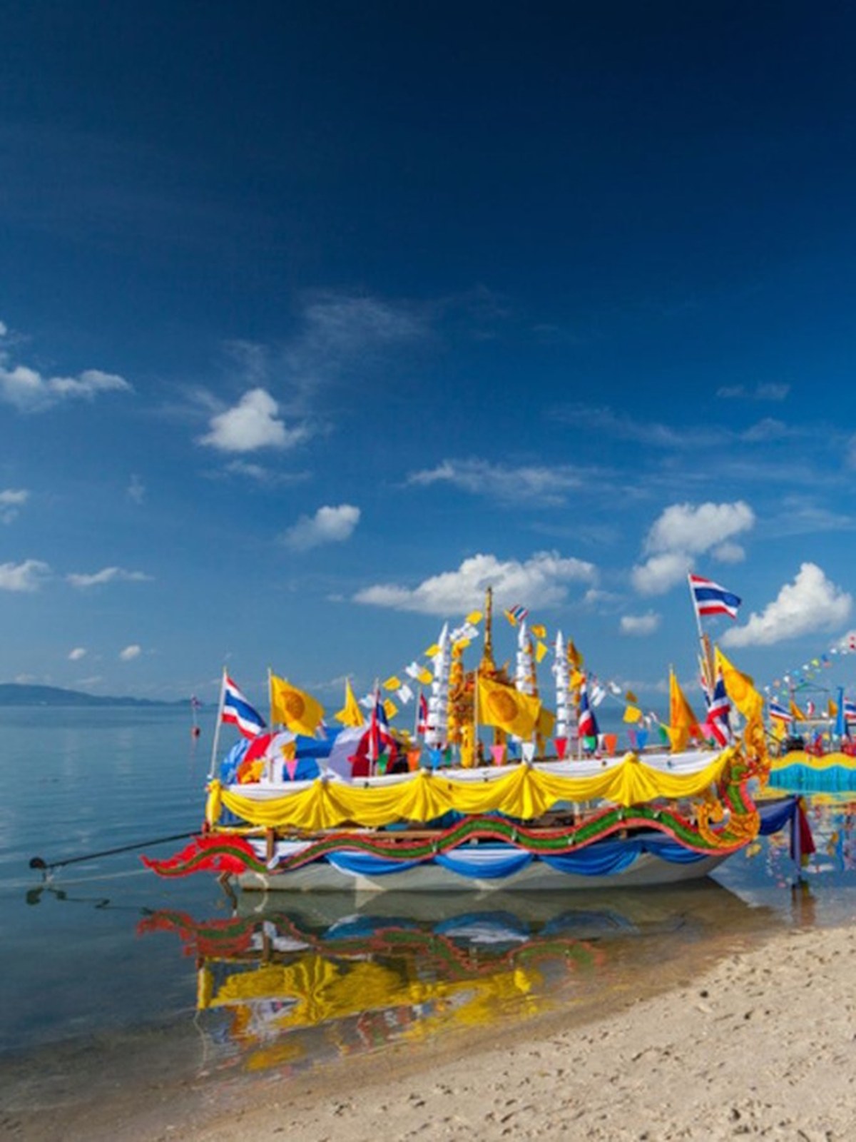 Célébré à la fin de la retraite des pluies, généralement en octobre, Chak Phra — littéralement « tirer le Bouddha » — compte parmi les grandes fêtes bouddhiques