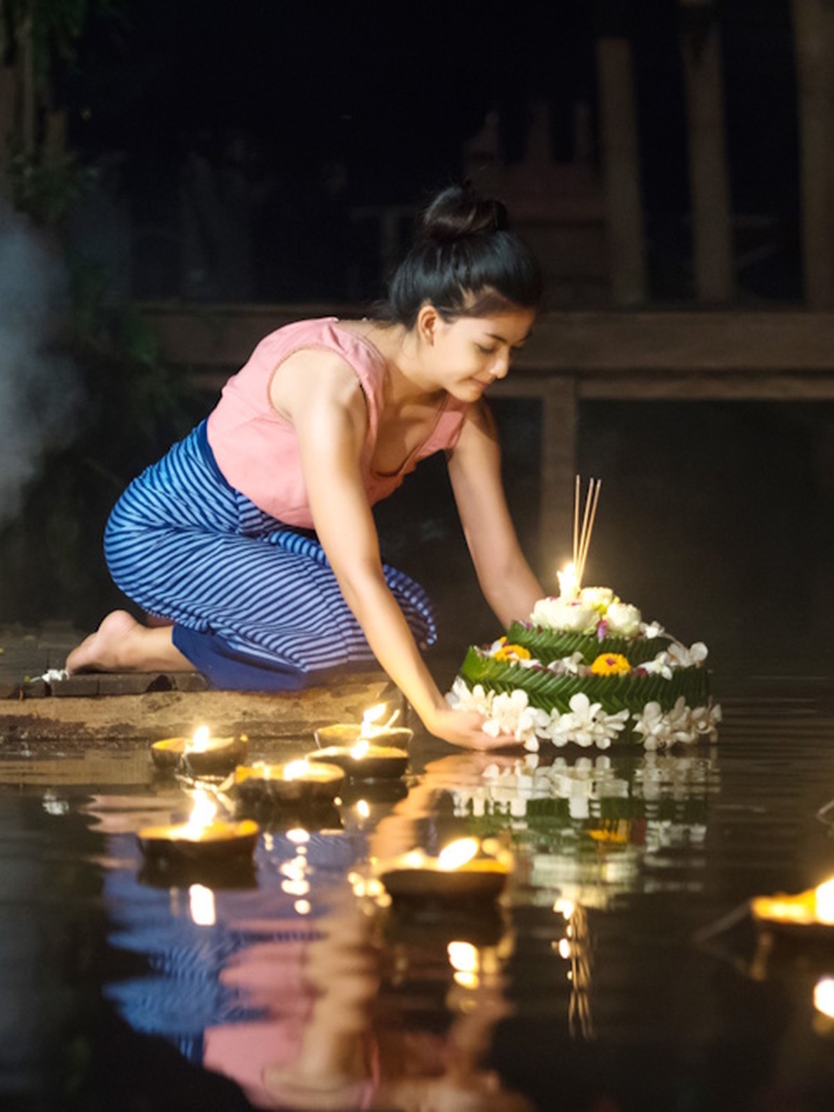 Célébré à la pleine lune du douzième mois lunaire thaï, généralement en novembre, Loy Krathong invite à confier aux eaux de petits radeaux d’offrandes,.