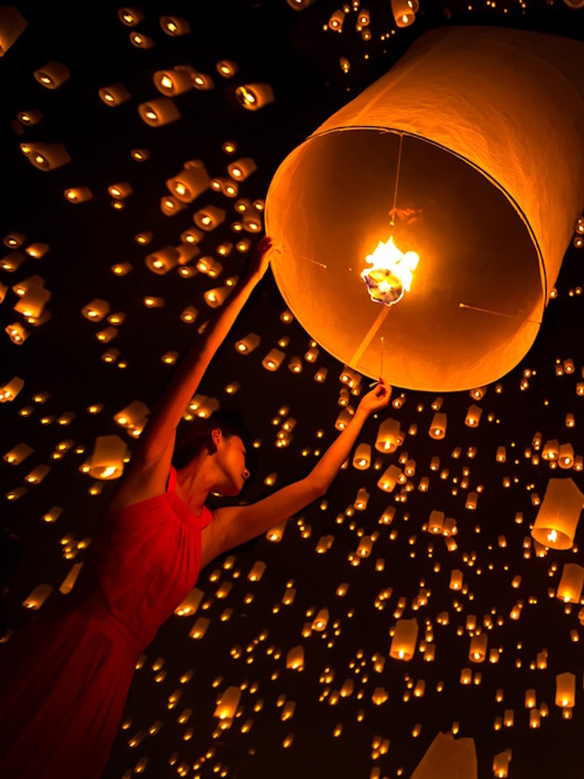 Yi Peng est le grand festival des lumières du nord de la Thaïlande, intimement lié à Chiang Mai et à l’héritage lanna.