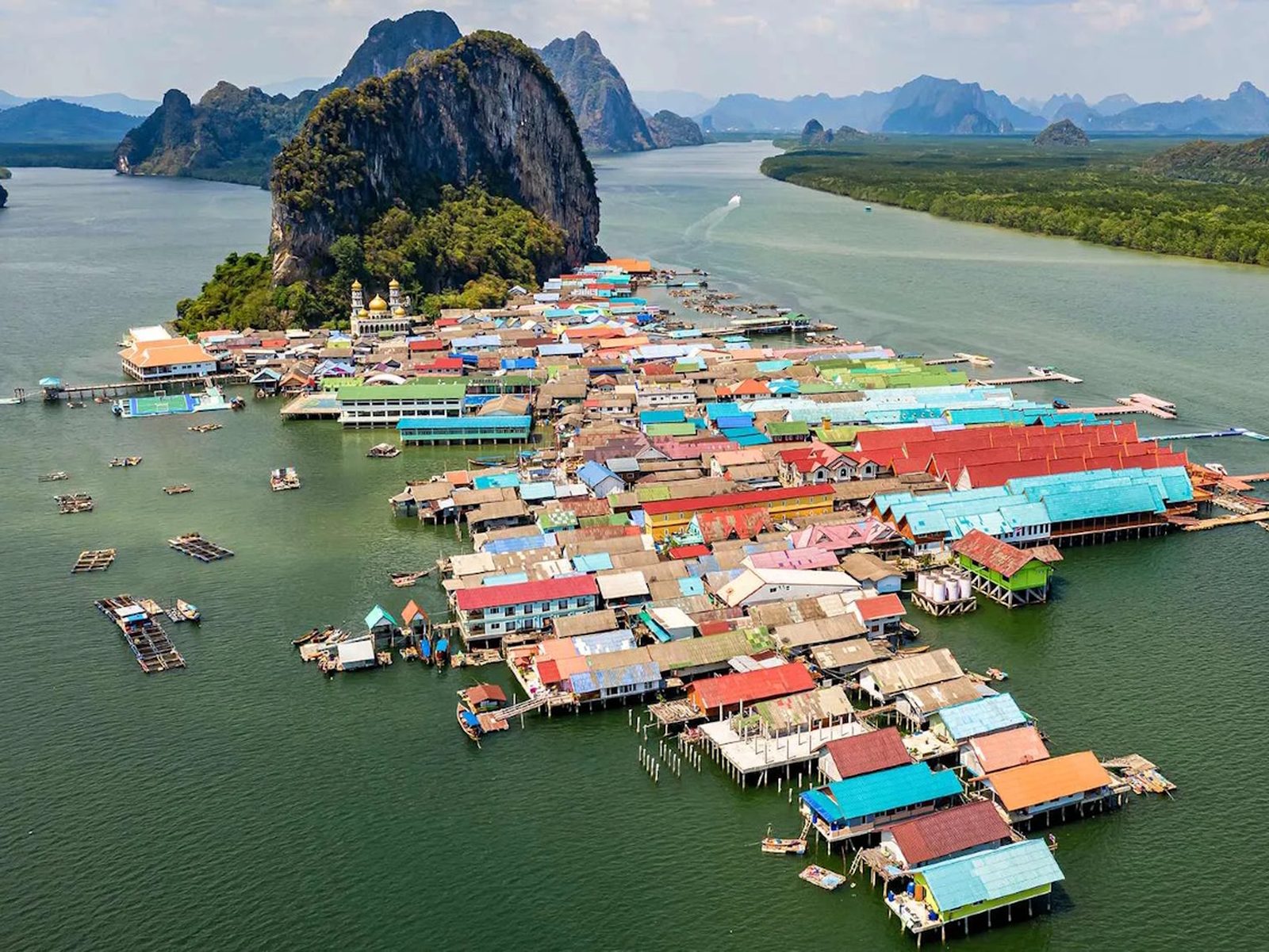 Phuket, Krabi, Trang et Phang Nga incarnent la splendeur de la côte Andaman. Entre pitons karstiques spectaculaires, parcs marins et villages flottants.