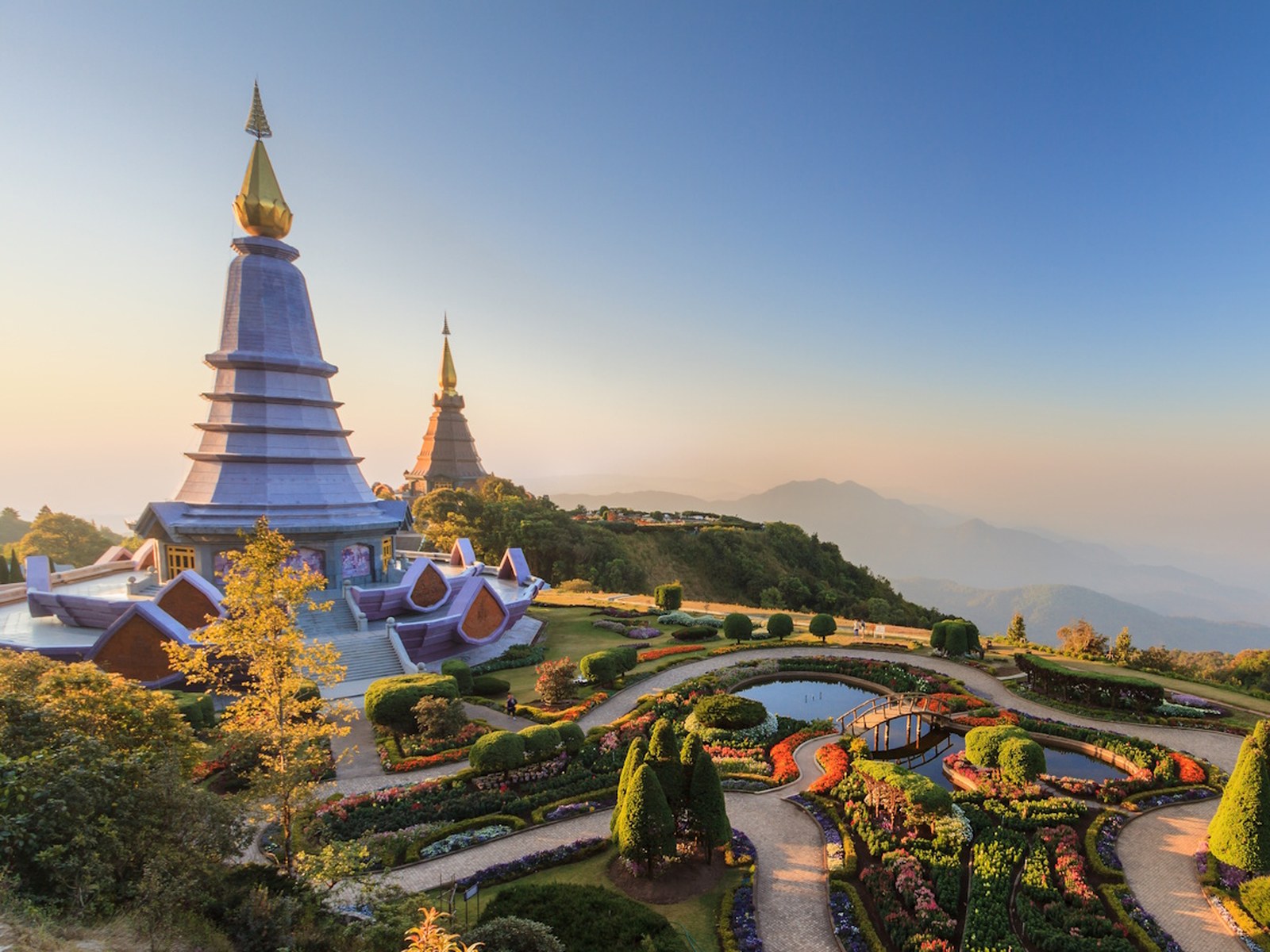 Chiang Mai, Chiang Rai, Nan et Phrae révèlent l'âme du Nord : sanctuaires séculaires, temples emblématiques, traditions artisanales et montagnes verdoyantes.
