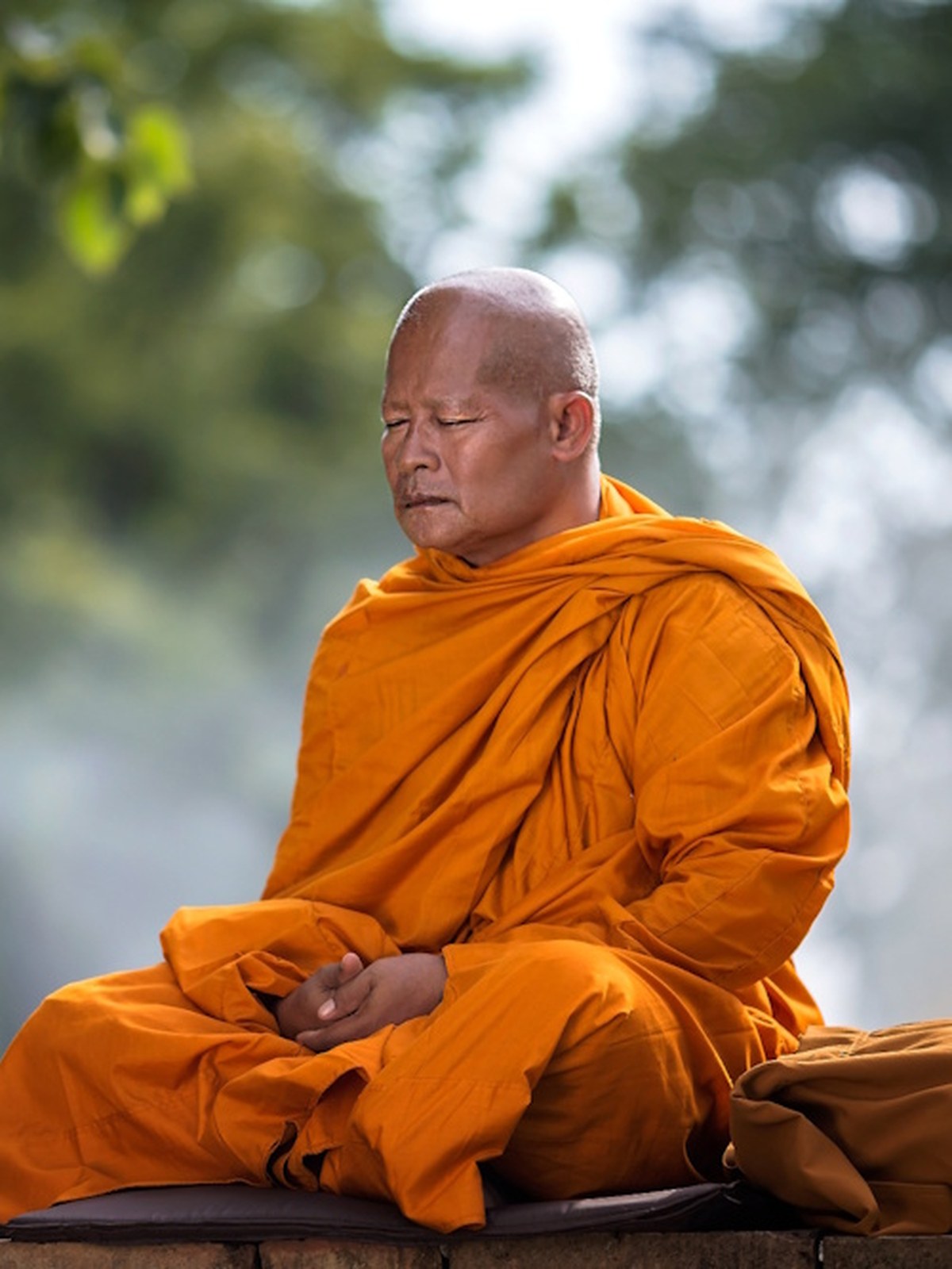 Faire l’expérience de la méditation dans un temple thaï, c’est dépasser la visite patrimoniale pour approcher une pratique intérieure au cœur du bouddhisme thaï