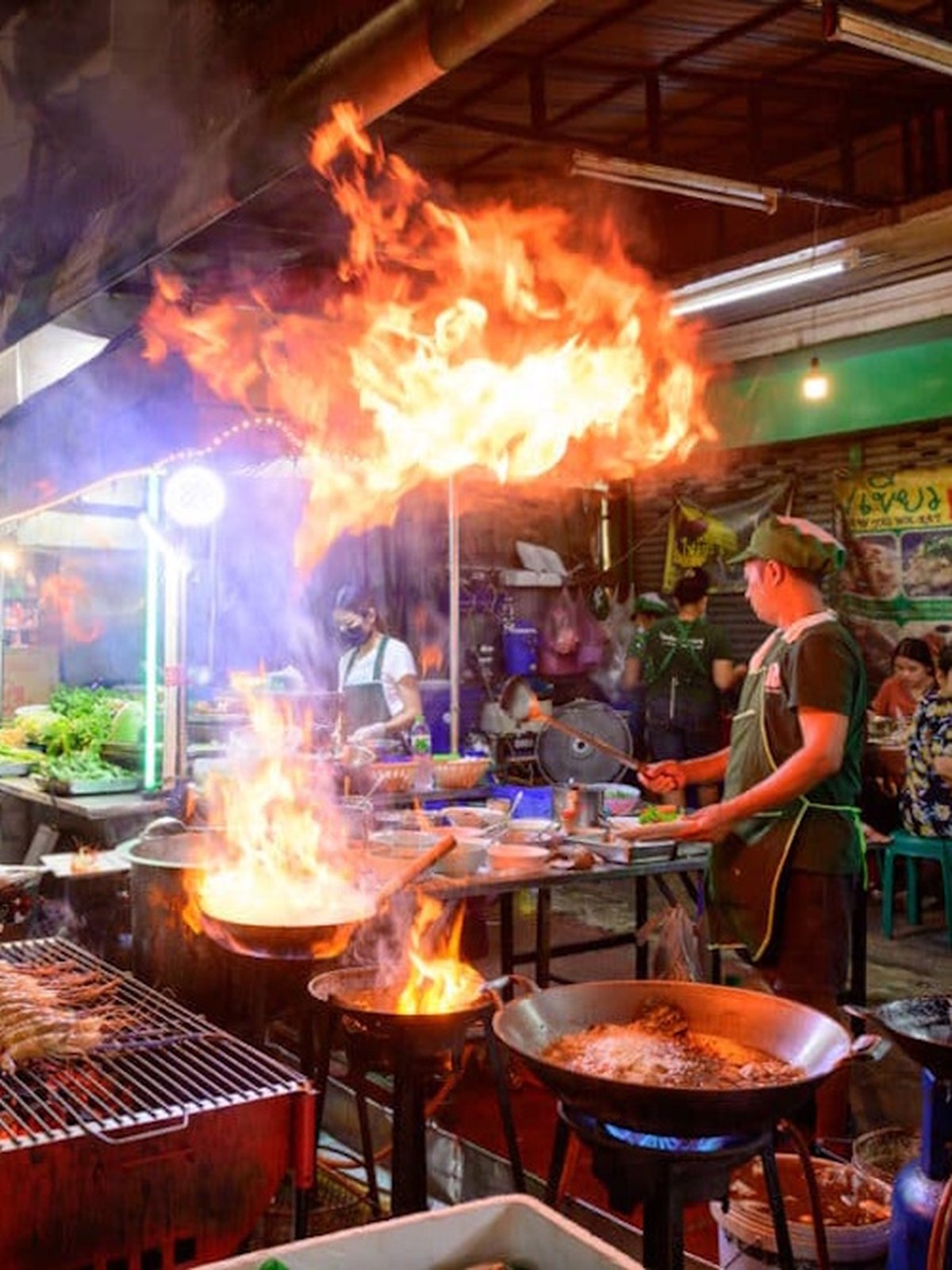 La street food thaïlandaise est bien davantage qu’un répertoire d’adresses populaires : elle exprime une manière de vivre la ville.