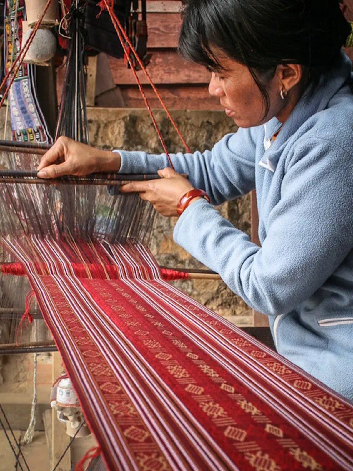 Le textile traditionnel thaïlandais révèle un univers où matières, gestes et territoires se répondent.