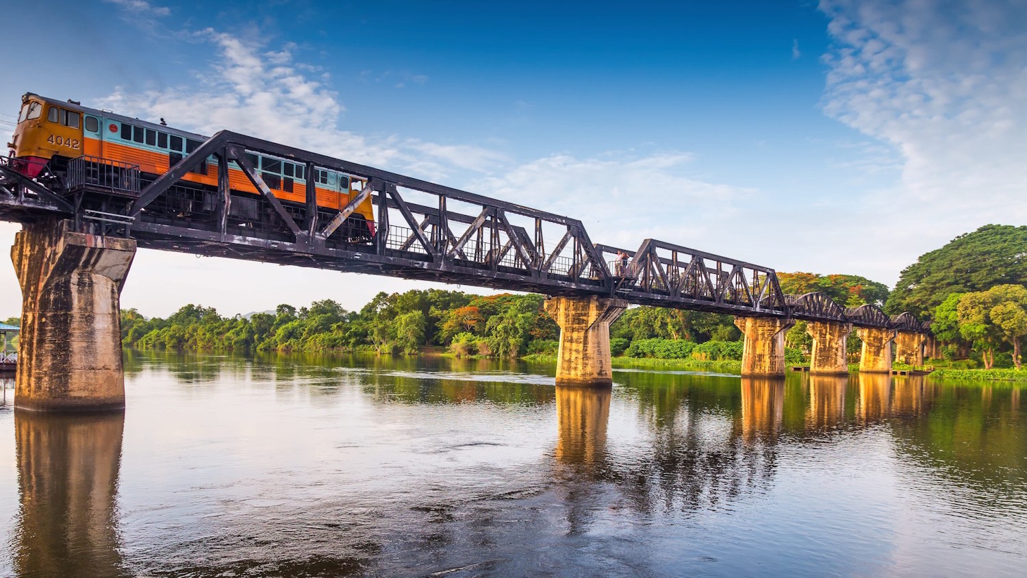 Pont de la rivière Kwaï à Kanchanaburi, site historique emblématique de Thaïlande à découvrir lors d’un voyage culturel sur mesure.
