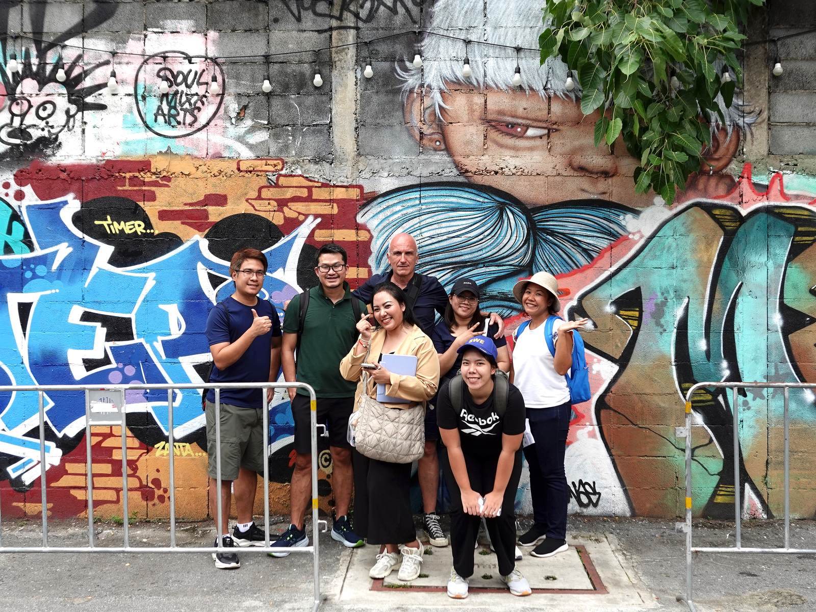Visite privée des quartiers créatifs de Bangkok — une expérience culturelle immersive conçue sur mesure par Rock Around Siam en Thaïlande.