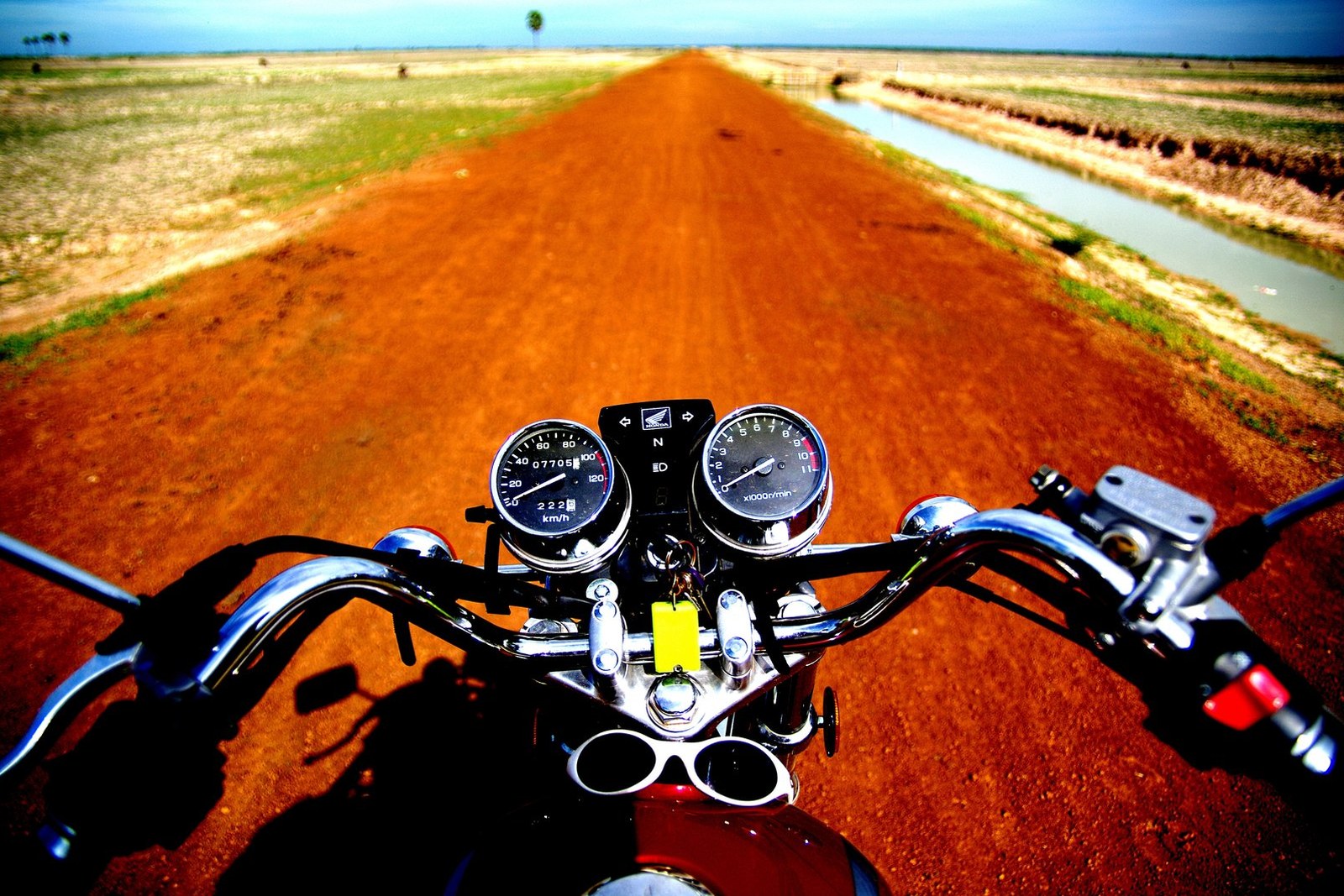 À l’origine de Rock Around Siam : une traversée de l’Asie du Sud-Est à moto, avant la création de l’agence de voyages culturels en Thaïlande