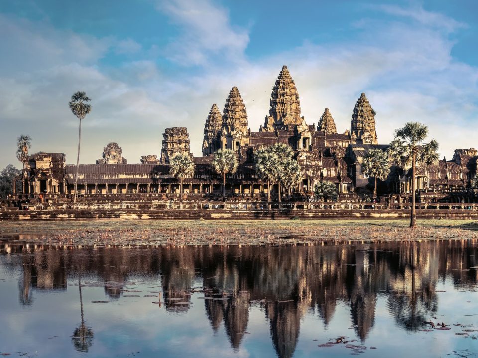 Angkor Wat (Cambodia, 12th century): five towers set in a quincunx, the tallest at the centre, enclosed by galleries, a layout that represents Mount Meru and its peaks. — © Expedia Khmer sandstone temple with five towers in a quincunx, fronted by sugar palms and reflected in a lily pond.
